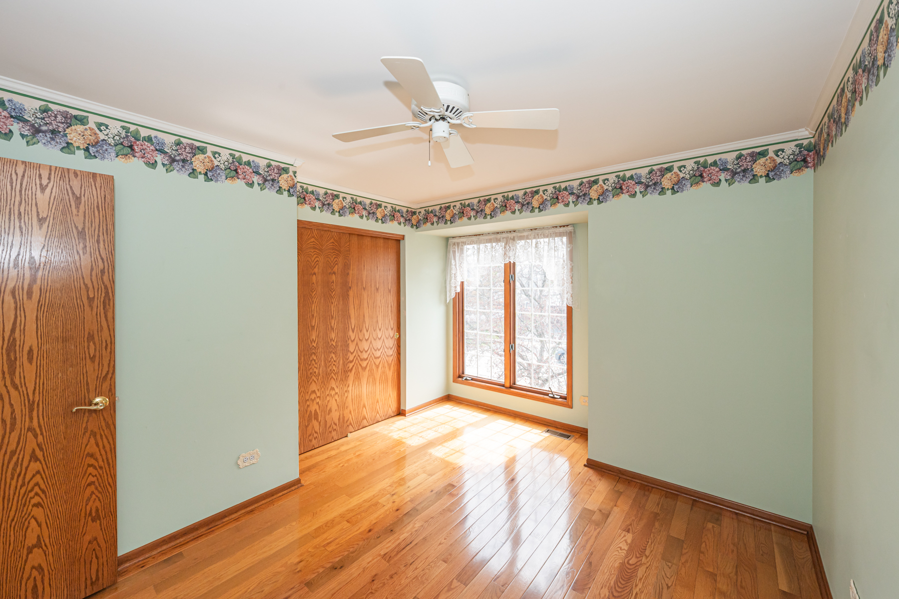  Beautifully Maintained Storybook Home - 物件實景