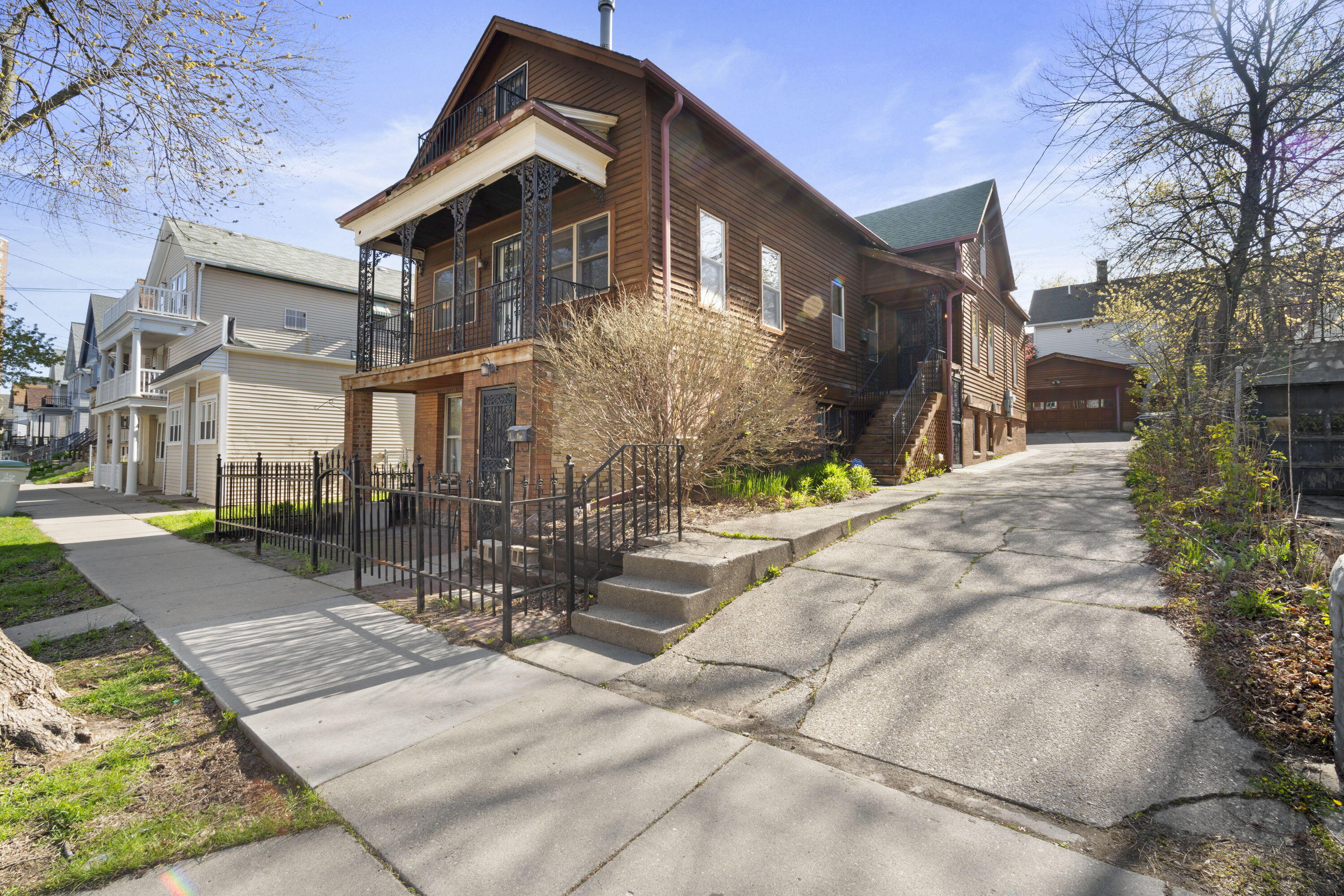 Milwaukee, Wisconsin, 53202, United States, 3 Bedrooms Bedrooms, ,3 BathroomsBathrooms,Residential,For Sale,1982792