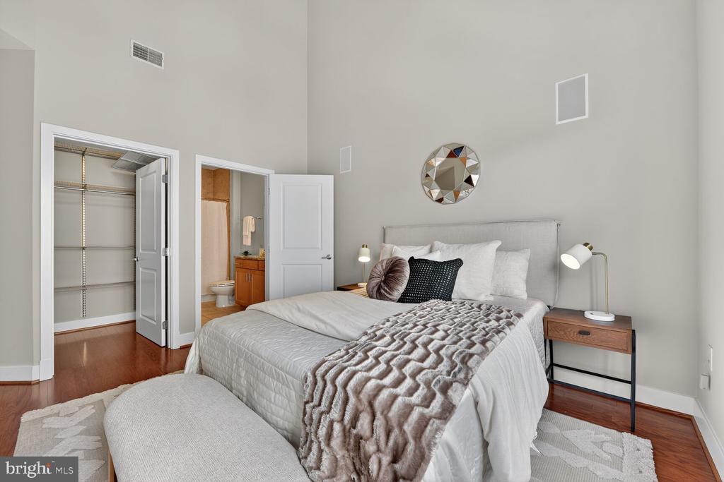 Arlington, Virginia, 22201, United States, 2 Bedrooms Bedrooms, ,2 BathroomsBathrooms,Residential,For Sale,1927773