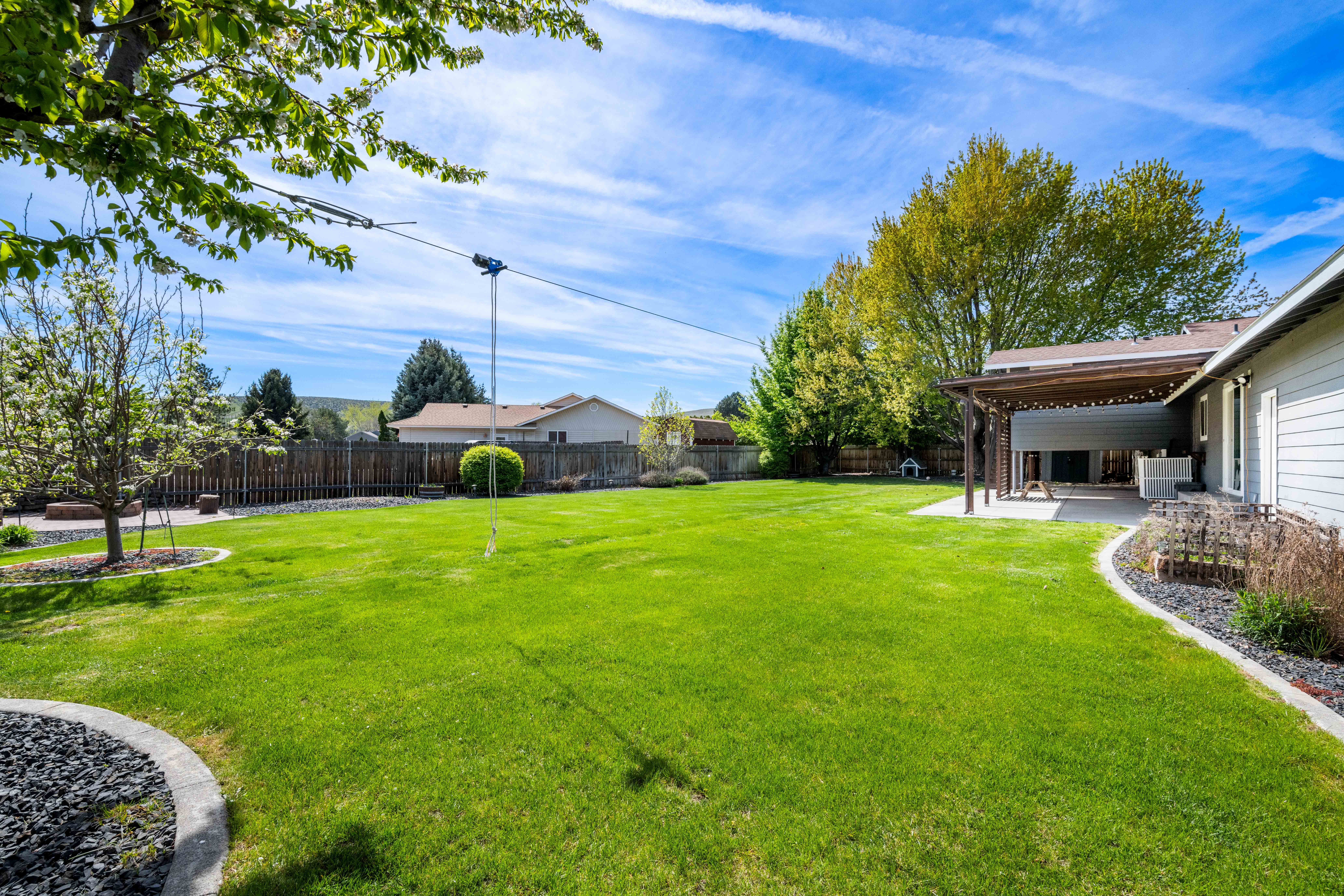  Beautifully Maintained Tri-Level Home - 物件實景