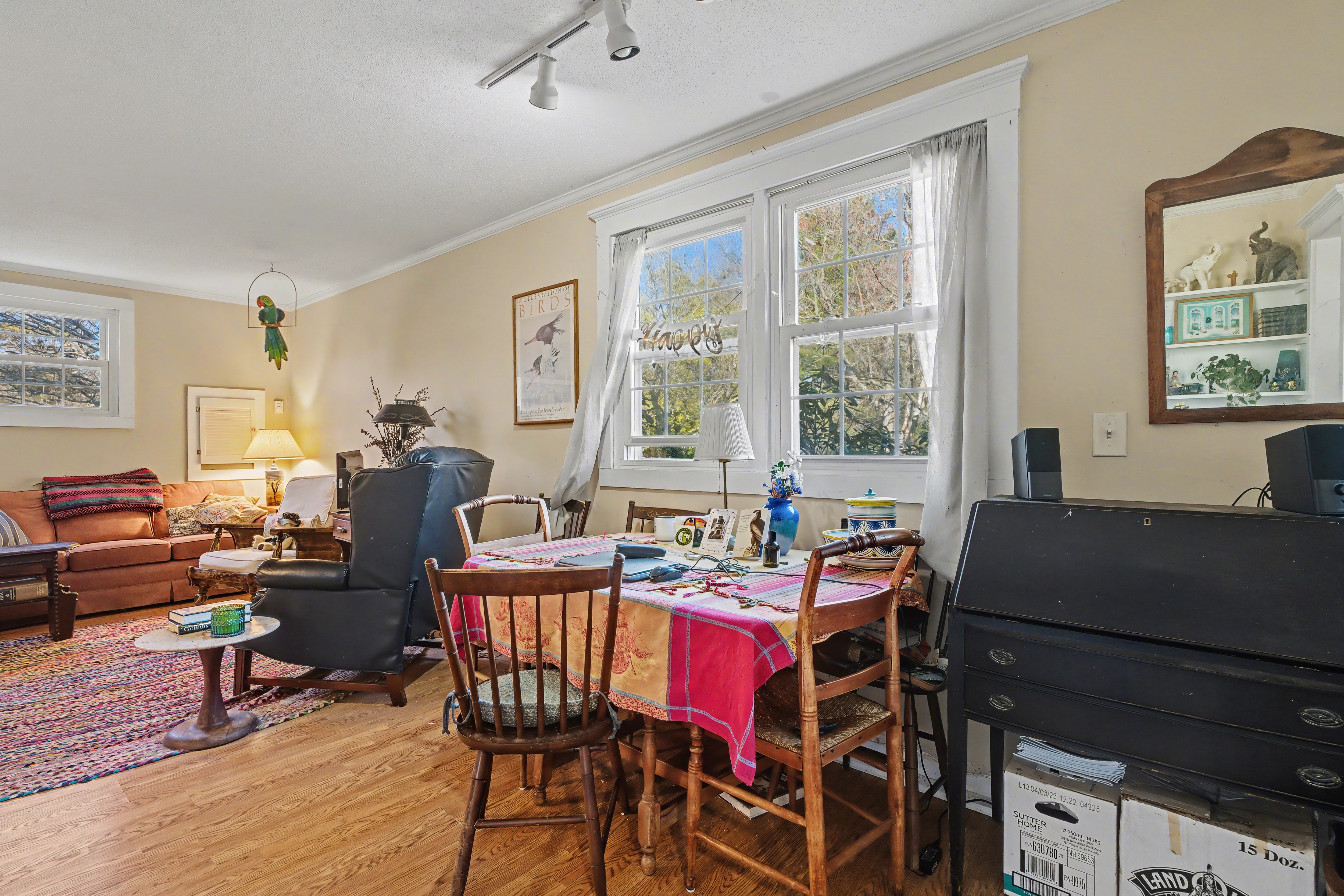  Spacious Main House and Separate Guest Home on 3.64 Acres - 物件實景