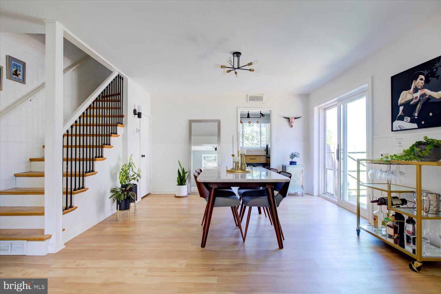 Arlington, Virginia, 22204, United States, 2 Bedrooms Bedrooms, ,1 BathroomBathrooms,Residential,For Sale,1951010