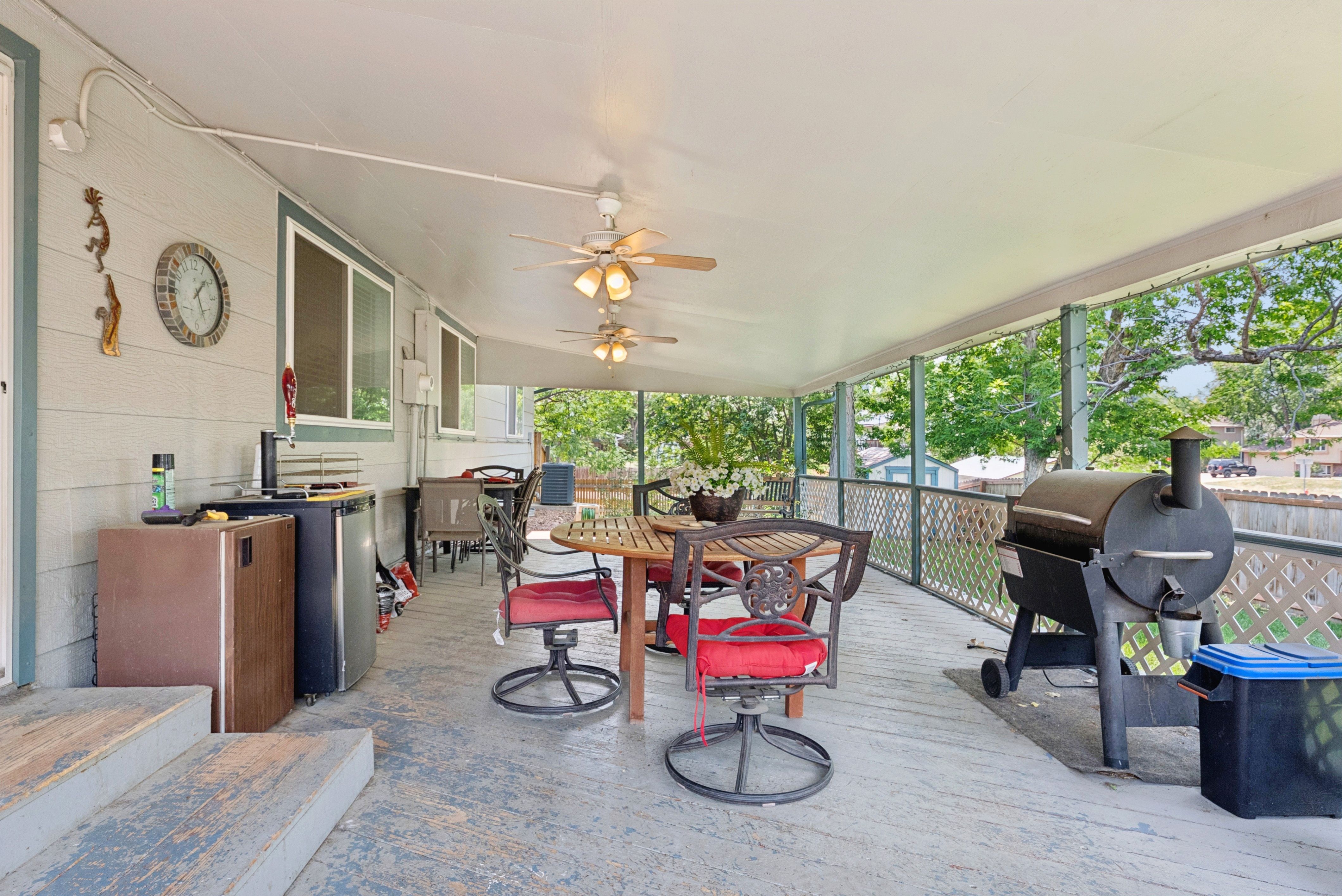  Charming and Well Maintained Home on a Large Corner Lot - 物件實景