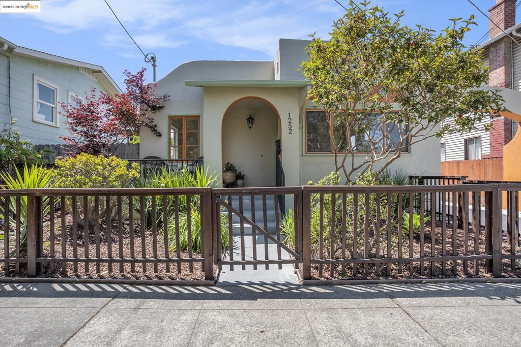 Berkeley, California, 94702, United States, 2 Bedrooms Bedrooms, ,1 BathroomBathrooms,Residential,For Sale,1921727
