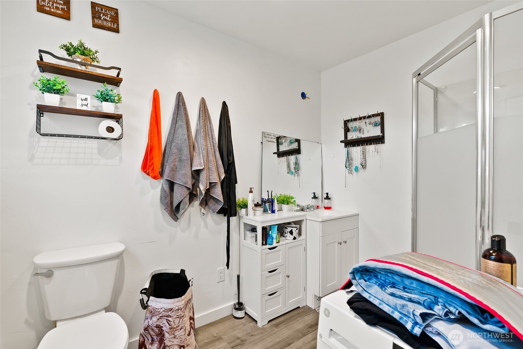 Ellensburg, Washington, 98926, United States, 6 Bedrooms Bedrooms, ,2 BathroomsBathrooms,Residential,For Sale,1992085