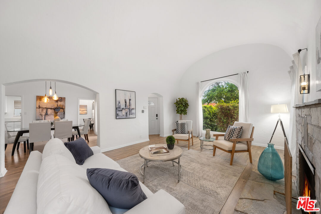Beverly Hills, California, 90211, United States, 3 Bedrooms Bedrooms, ,2 BathroomsBathrooms,Residential,For Sale,1895625