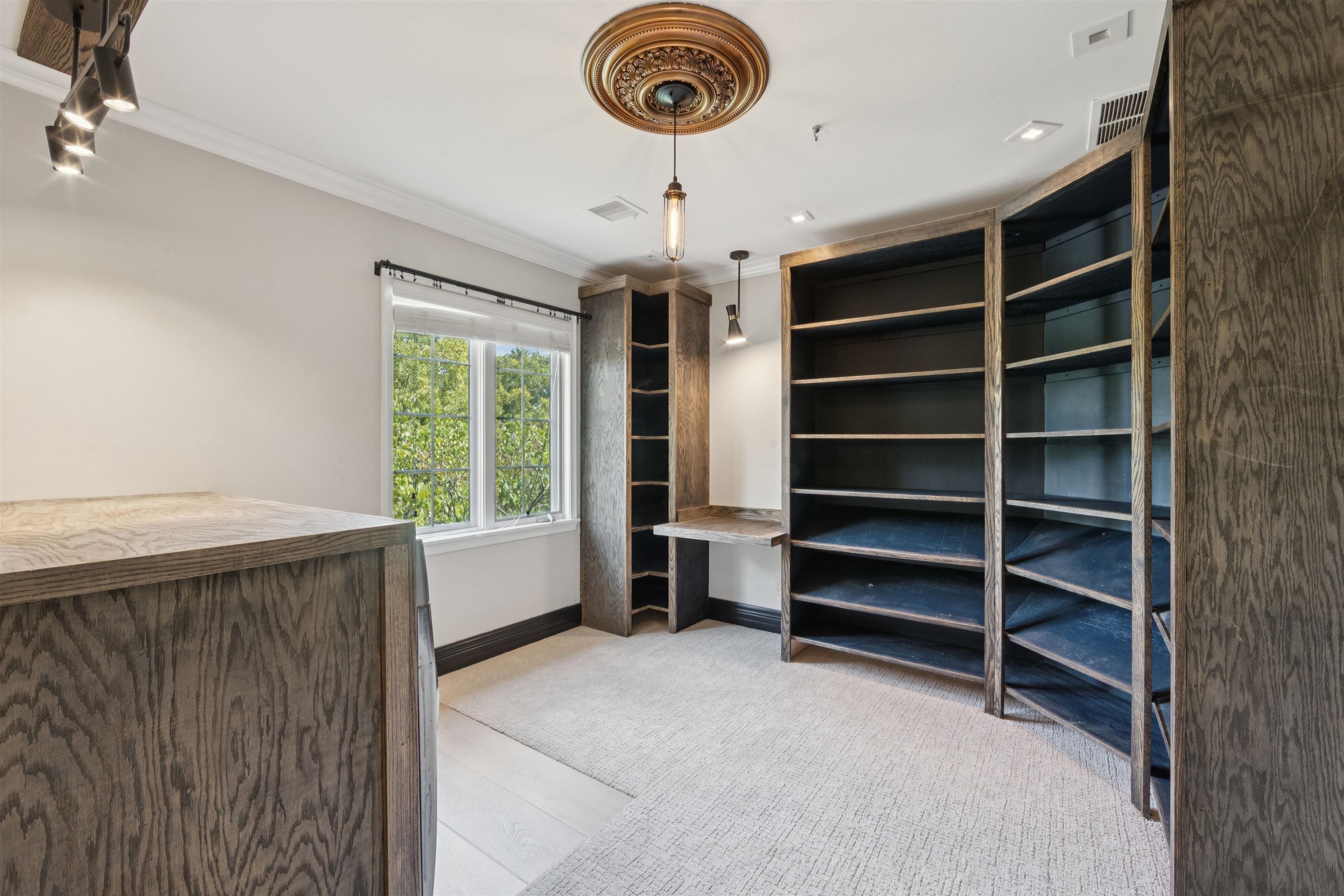 Wichita, Kansas, 67206, United States, 2 Bedrooms Bedrooms, ,4 BathroomsBathrooms,Residential,For Sale,1911450