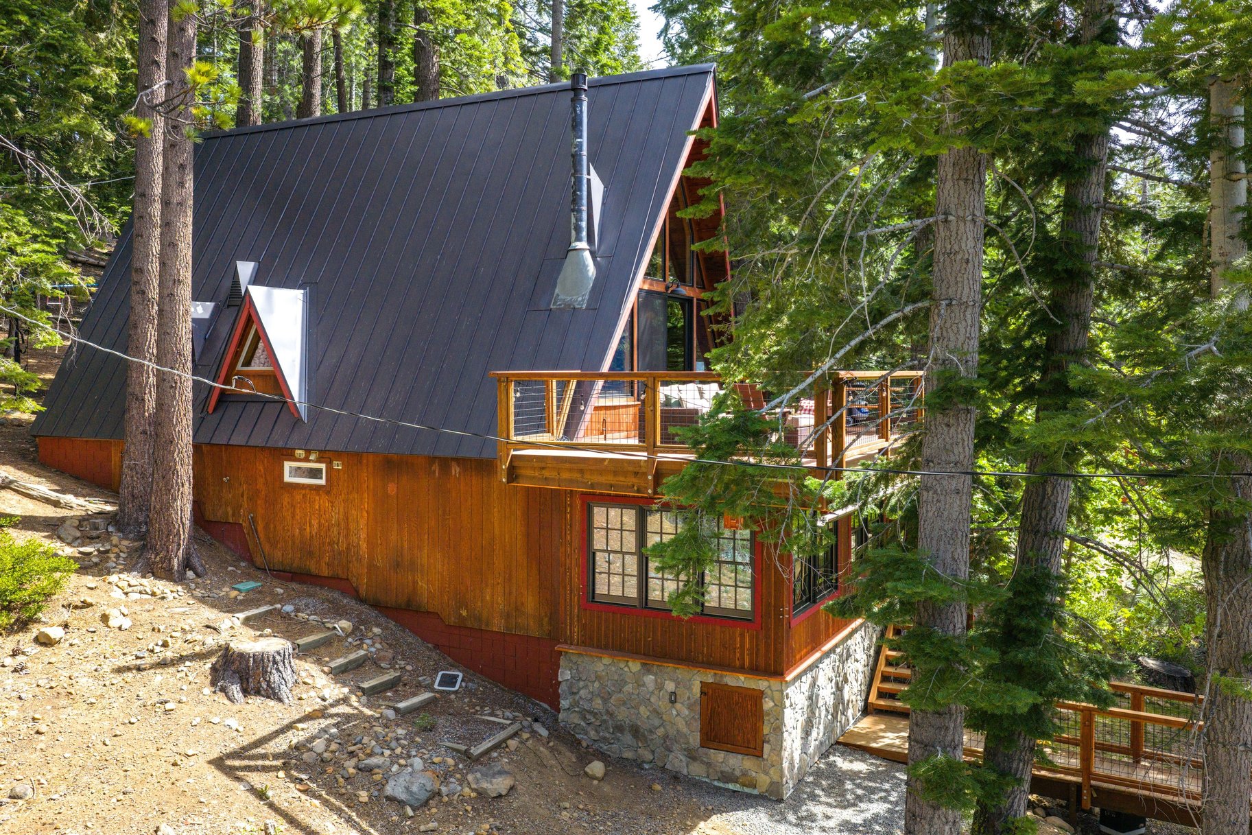 Iconic, Updated A-frame Steps from Trails with Private Beach Membership - 物件實景
