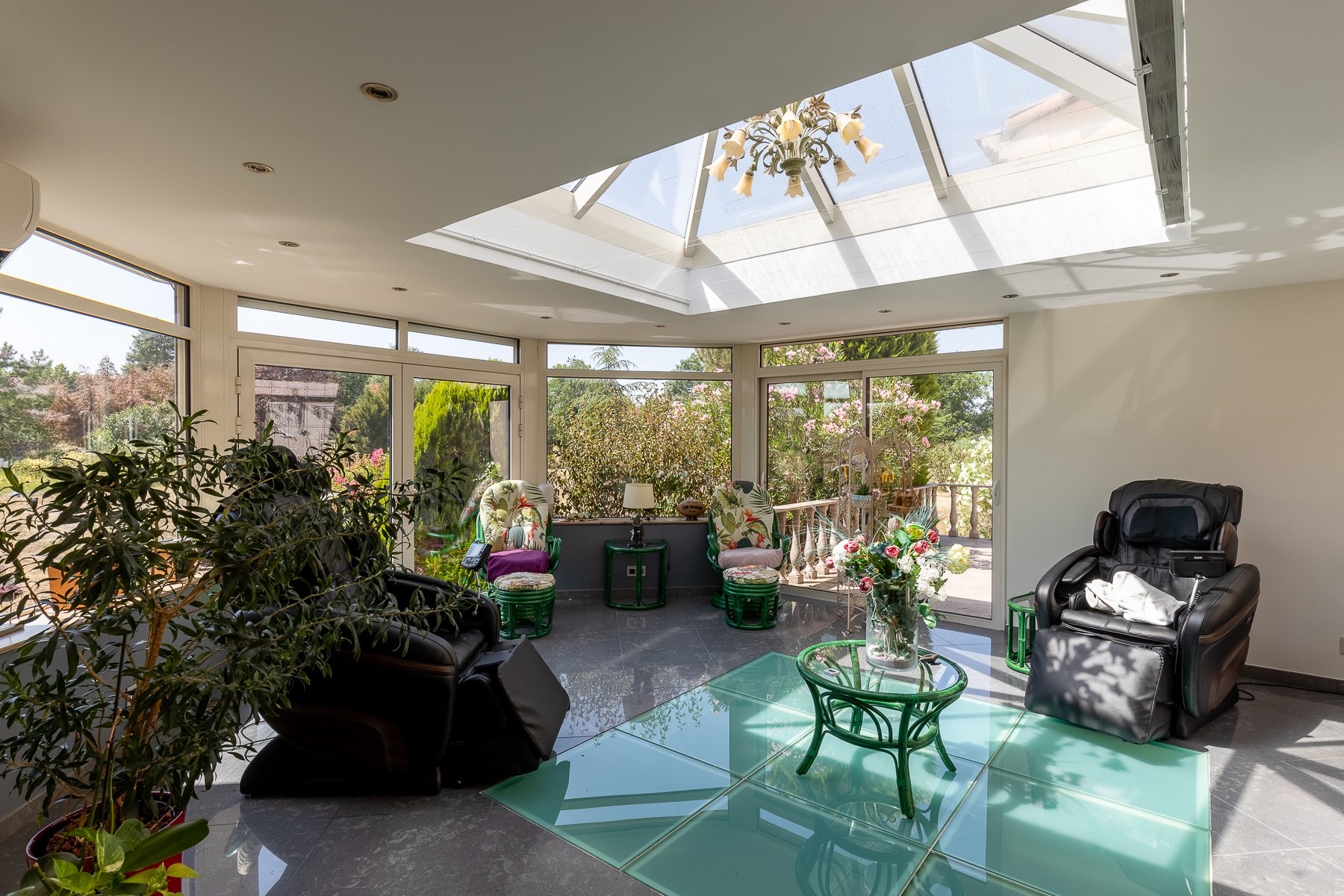  A superb, recently built property with exceptional features. - 物件實景