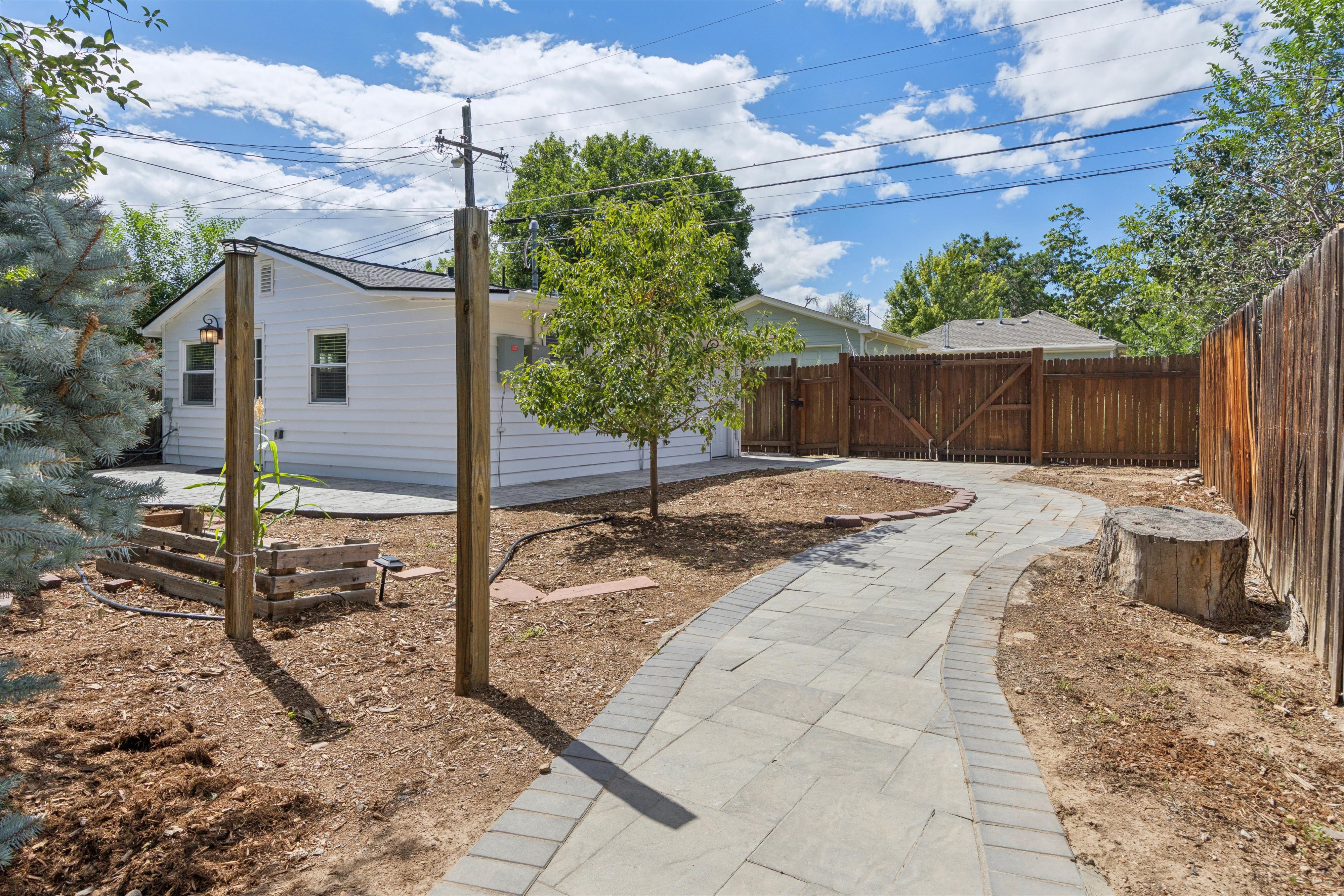  Charming Curb Appeal Meets Exceptional Versatility - 物件實景