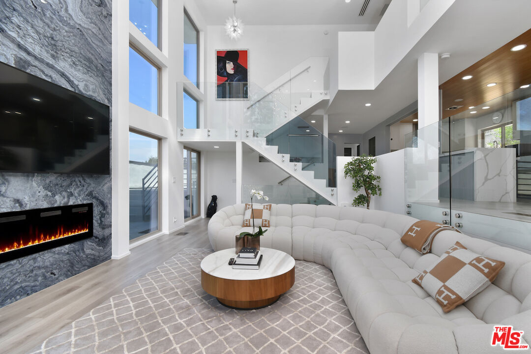 Sherman Oaks, California, 91403, United States, 4 Bedrooms Bedrooms, ,4 BathroomsBathrooms,Residential,For Sale,1794454