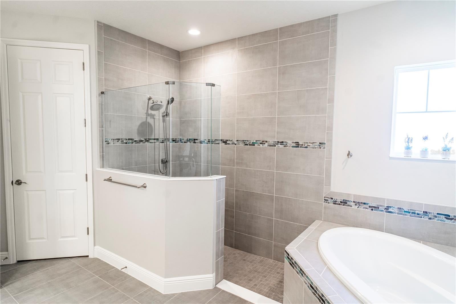 LAND O LAKES, Florida, 34637, United States, 5 Bedrooms Bedrooms, ,4 BathroomsBathrooms,Residential,For Sale,1759399