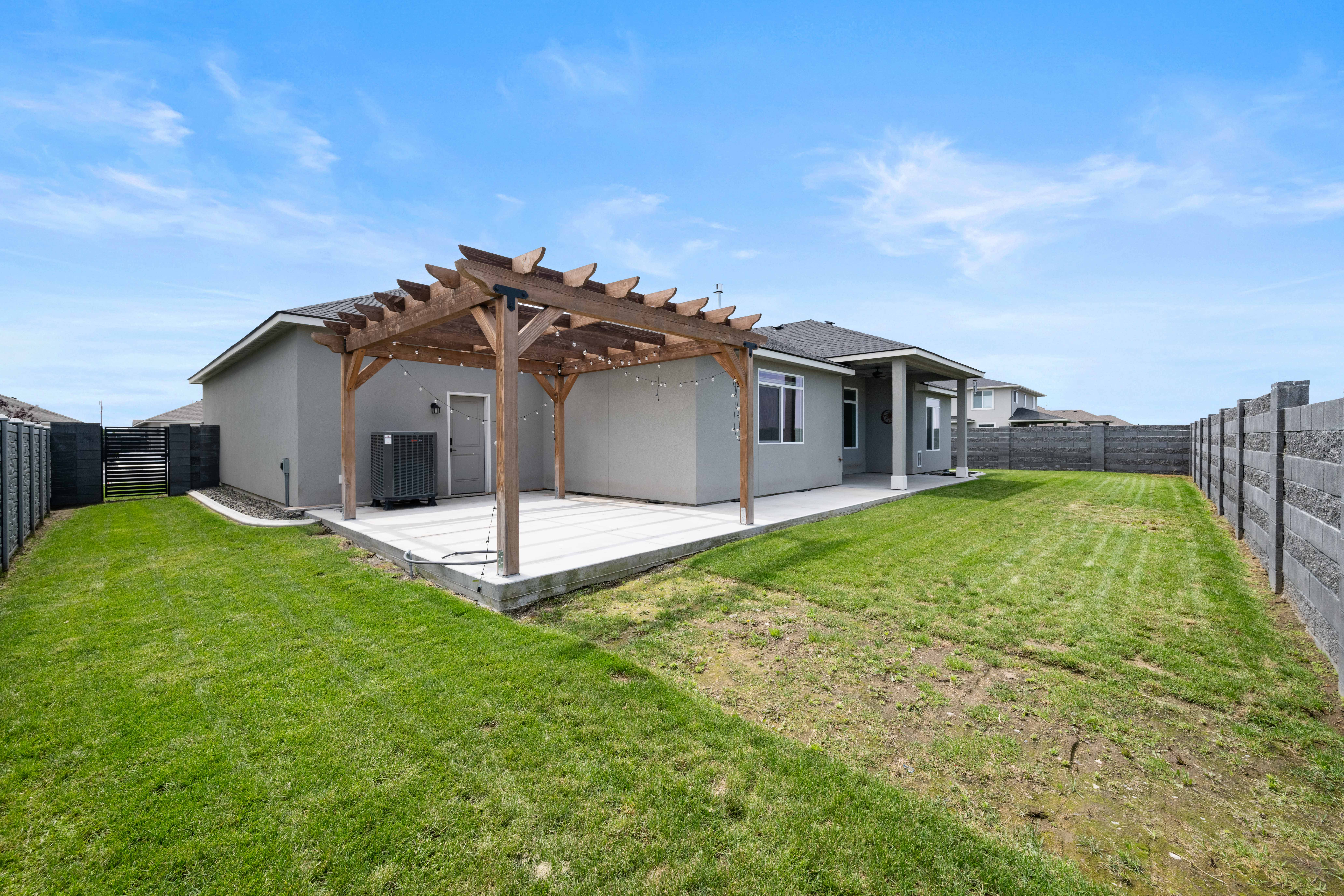  Like New, Fully Fenced, Corner Lot & 4-Car Garage - 物件實景