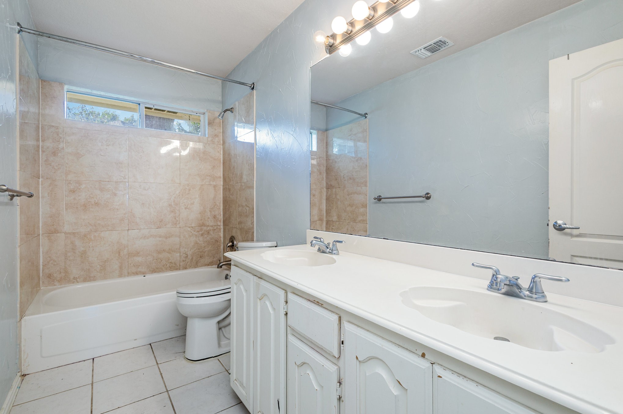 Carrollton, Texas, 75007, United States, 5 Bedrooms Bedrooms, ,3 BathroomsBathrooms,Residential,For Sale,1965546