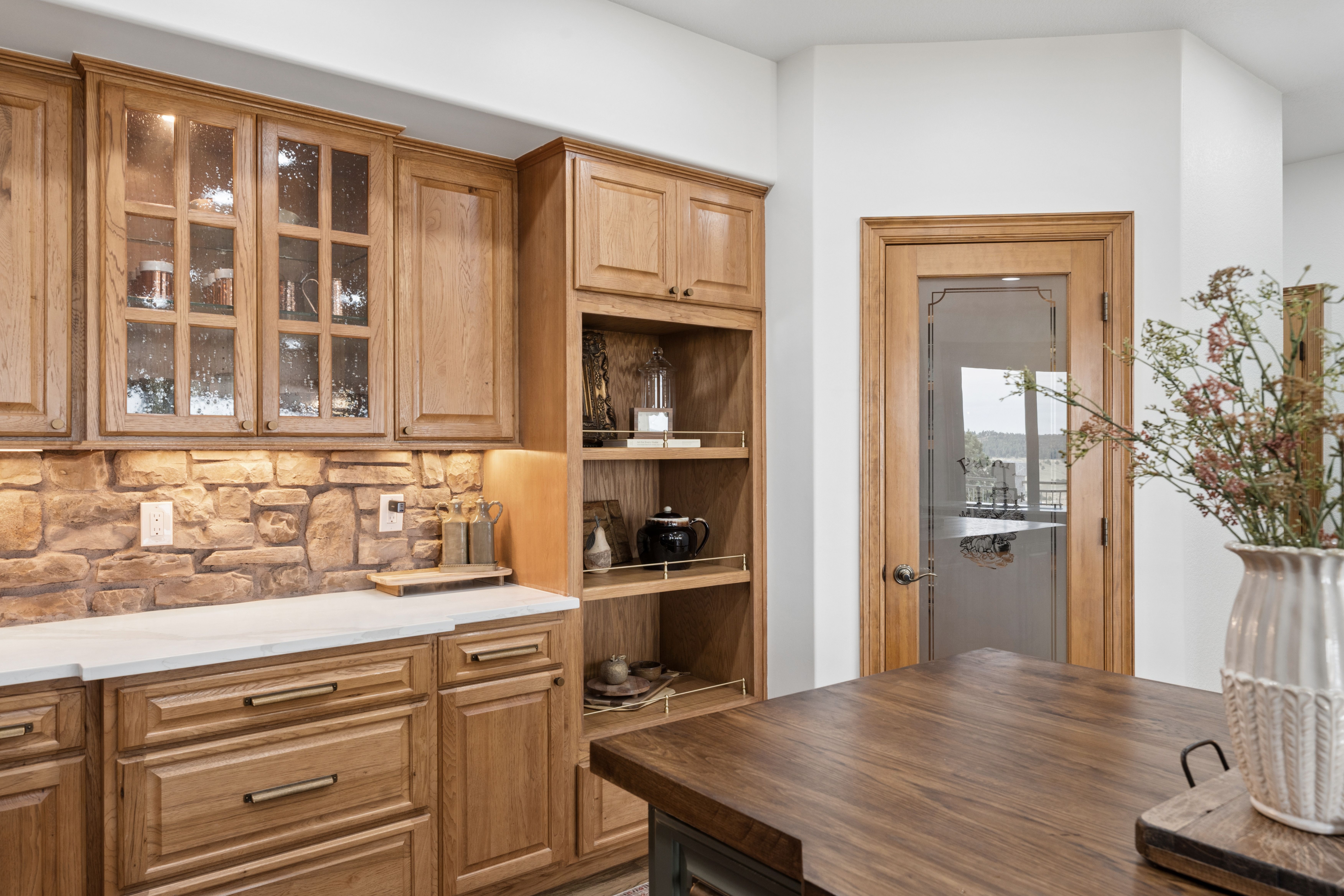  Remodeled 6,100 sq ft rancher on a magical setting spanning 72 acres - 物件實景