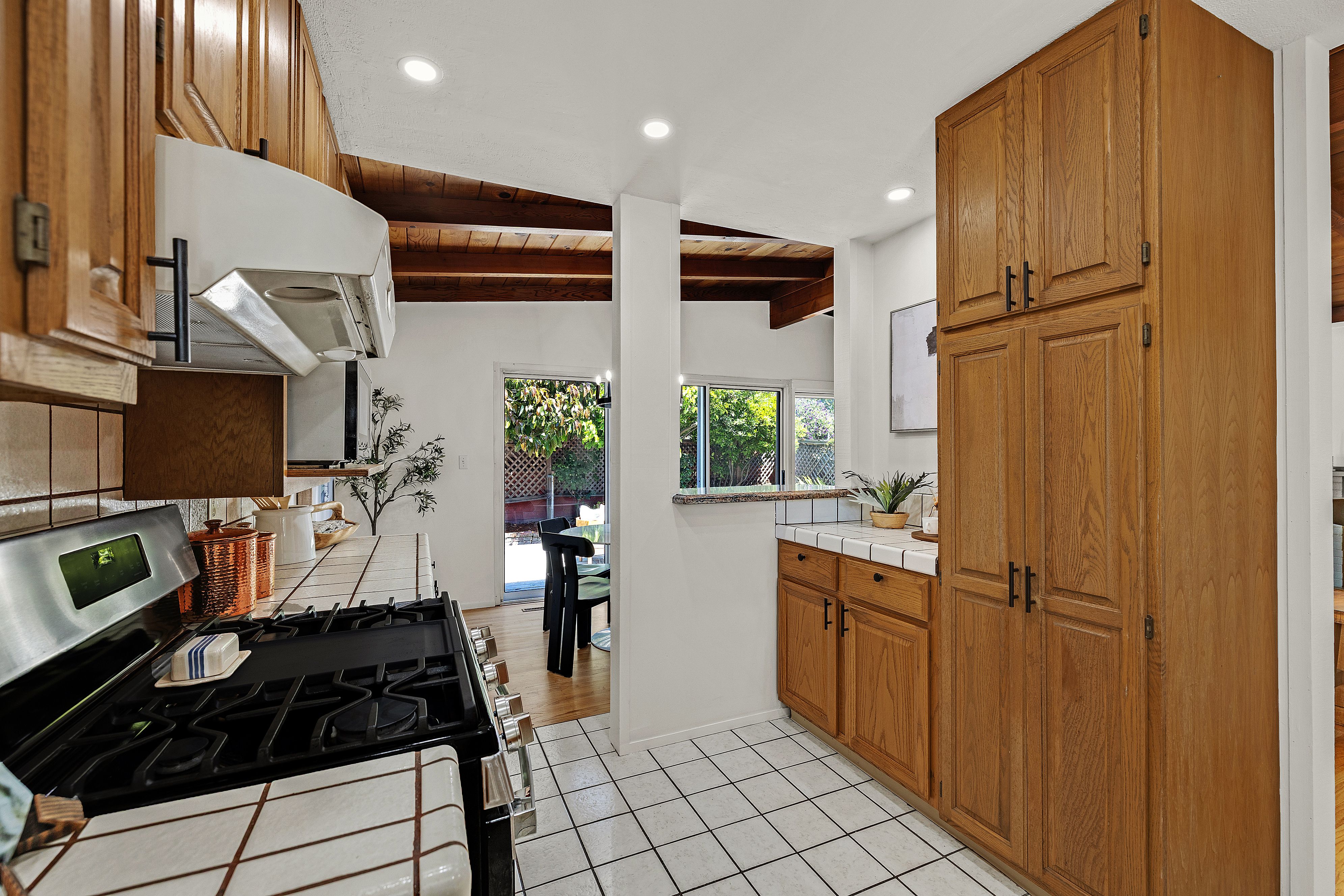  Classic Charm and Modern Comfort in This Rare San Lorenzo Home - 物件實景