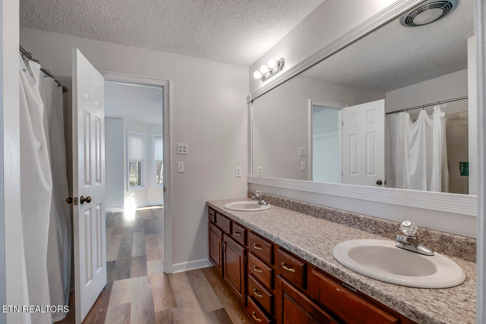 Kingston, Tennessee, 37763, United States, 4 Bedrooms Bedrooms, ,4 BathroomsBathrooms,Residential,For Sale,2011823