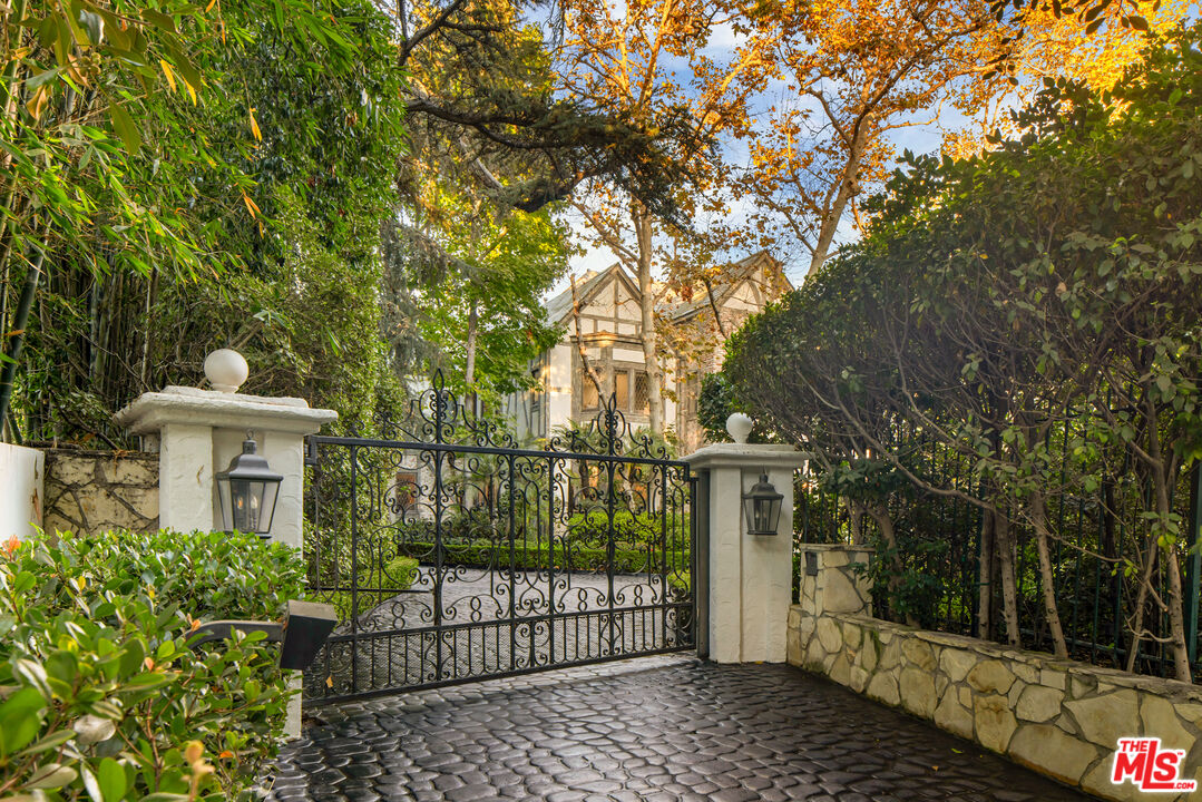 Beverly Hills, California, 90210, United States, 7 Bedrooms Bedrooms, ,9 BathroomsBathrooms,Residential,For Sale,1933482