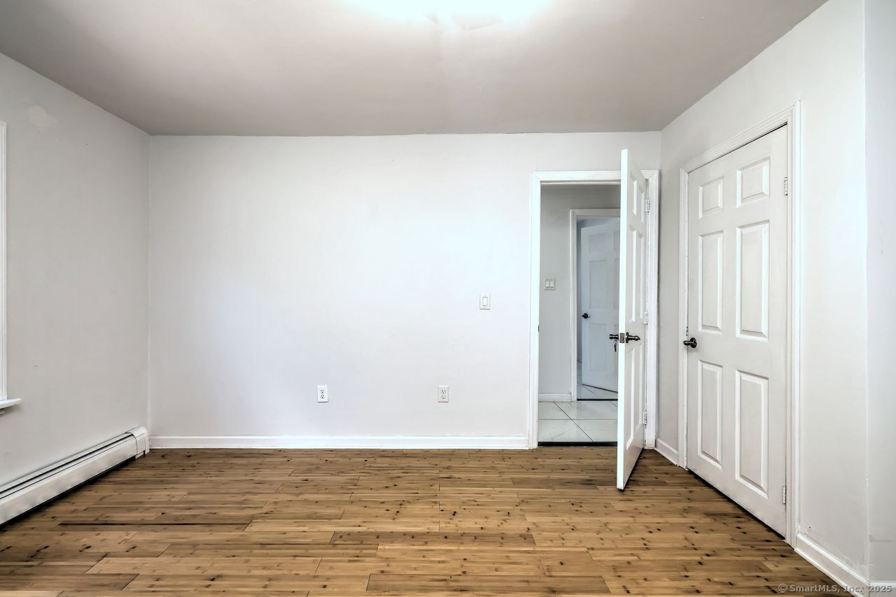 Milford, Connecticut, 06461, United States, 5 Bedrooms Bedrooms, ,2 BathroomsBathrooms,Residential,For Sale,1949907