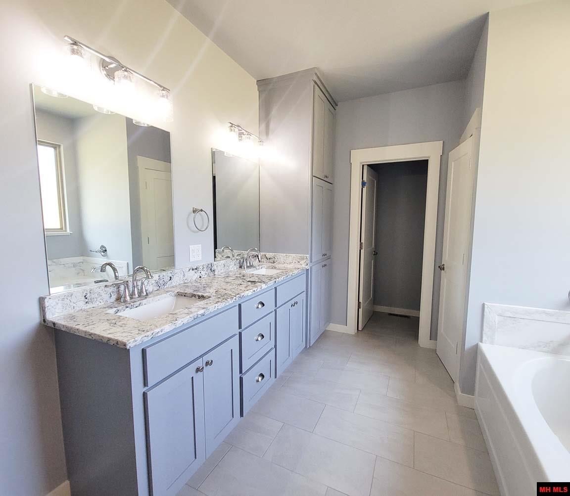 Mountain Home, Arkansas, 72653, United States, 3 Bedrooms Bedrooms, ,2 BathroomsBathrooms,Residential,For Sale,1983473