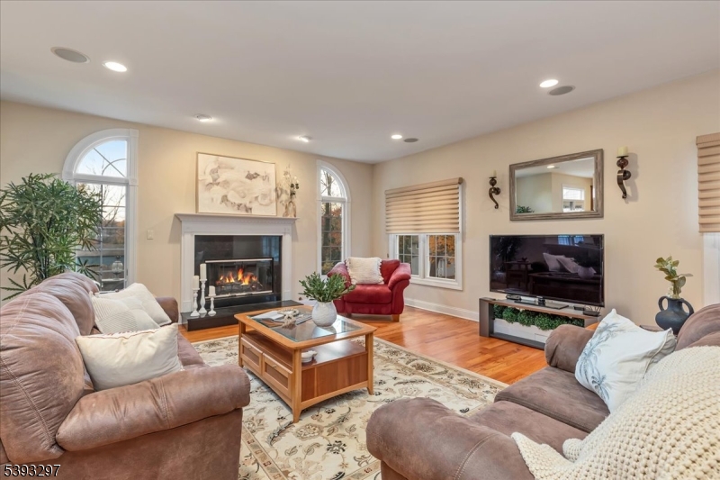 Edison Twp., New Jersey, 08820, United States, 5 Bedrooms Bedrooms, ,4 BathroomsBathrooms,Residential,For Sale,1989591