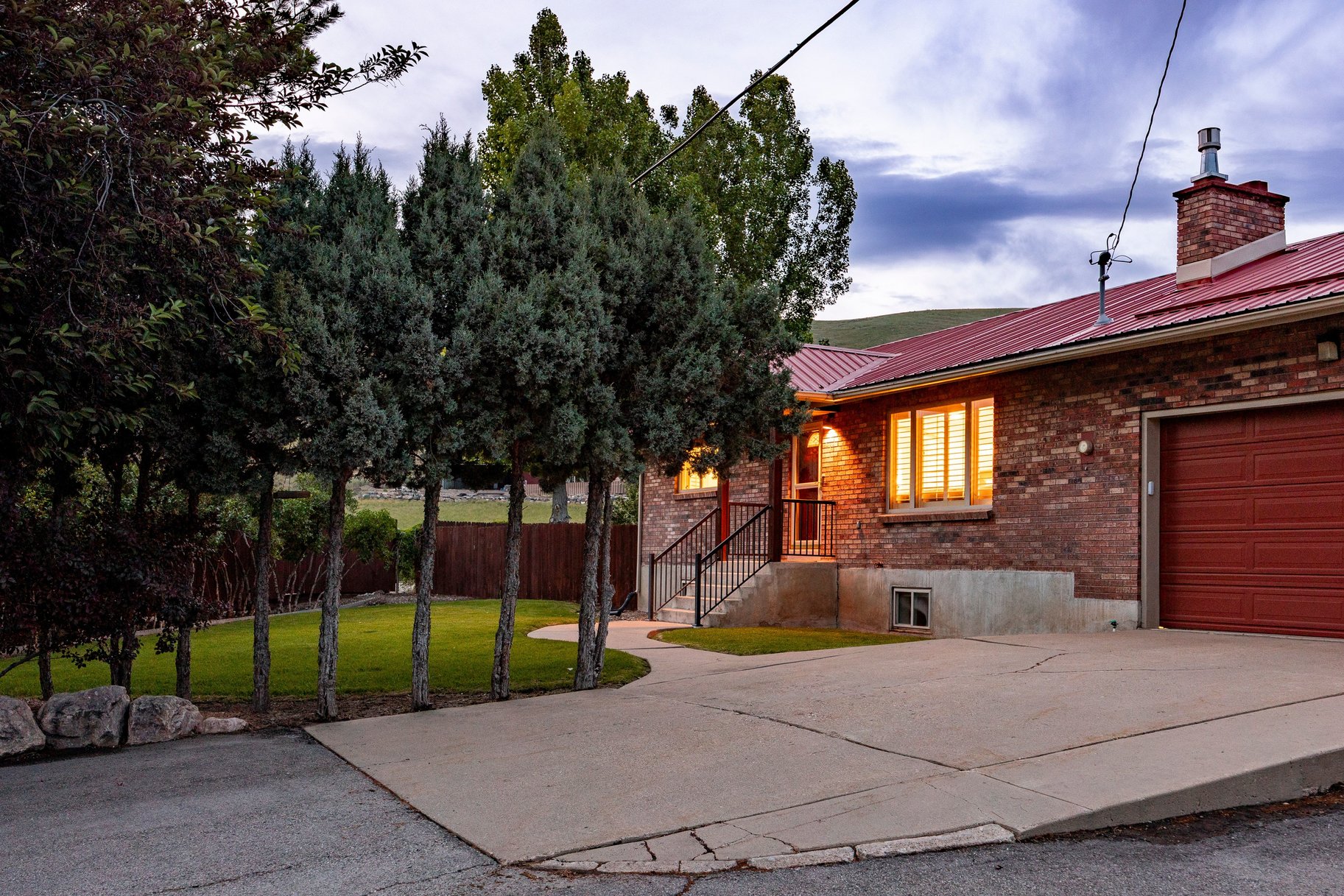  Incredibly Well-Maintained Horse Property with Indoor Arena & Views - 物件實景