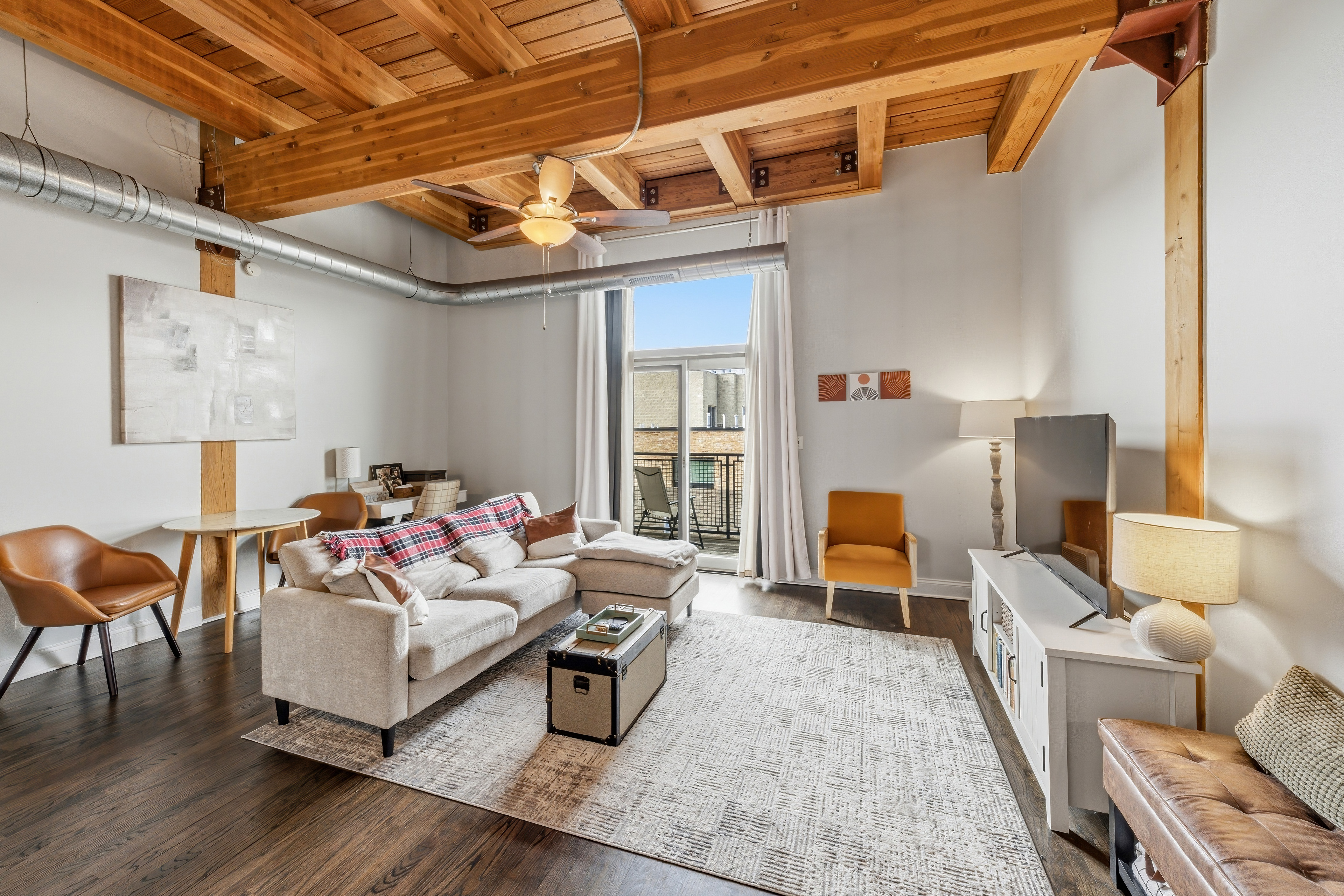  True Timber Loft in a Magical West Town - 物件實景