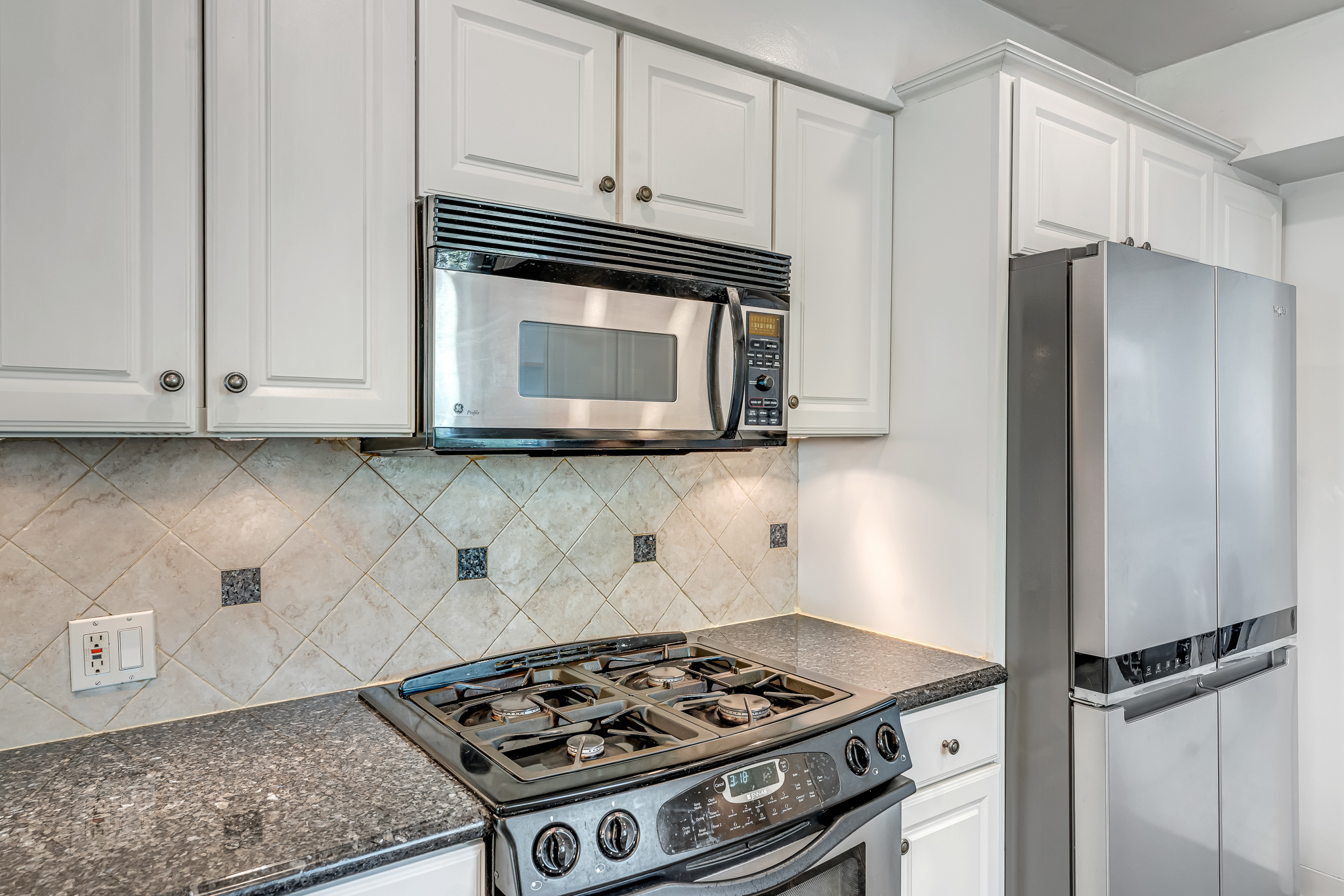  6626 Burnet Avenue - 物件實景