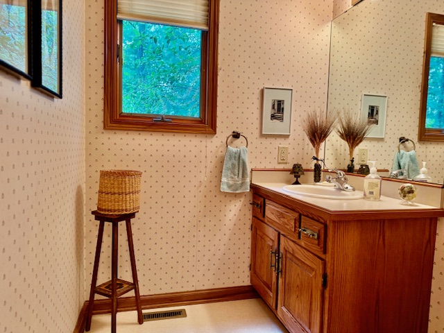 Crossville, Tennessee, 38558, United States, 3 Bedrooms Bedrooms, ,4 BathroomsBathrooms,Residential,For Sale,1980171