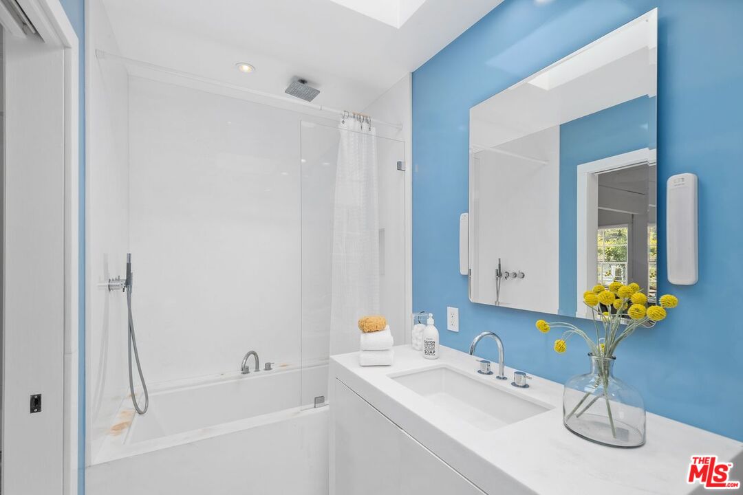 Los Angeles, California, 90069, United States, 4 Bedrooms Bedrooms, ,2 BathroomsBathrooms,Residential,For Sale,1700120