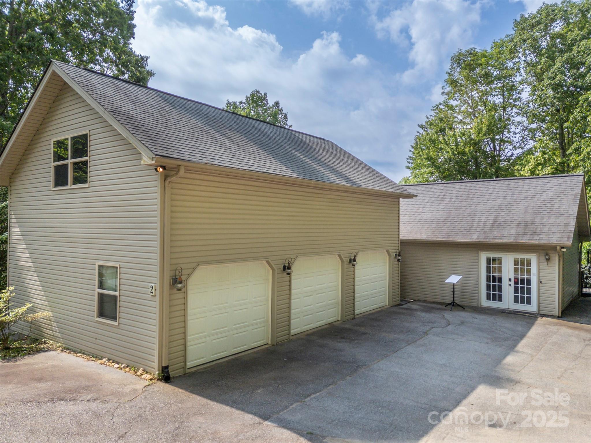 Zirconia, North Carolina, 28790, United States, 3 Bedrooms Bedrooms, ,2 BathroomsBathrooms,Residential,For Sale,1827884