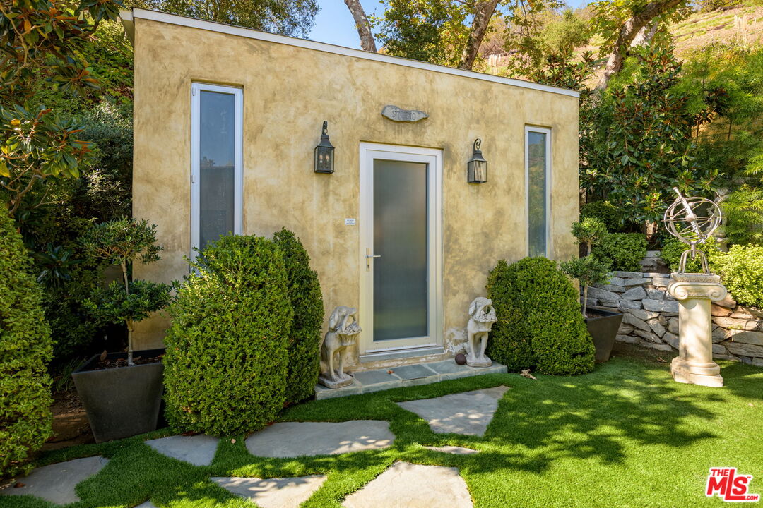 Los Angeles, California, 90049, United States, 4 Bedrooms Bedrooms, ,1 BathroomBathrooms,Residential,For Sale,1991602