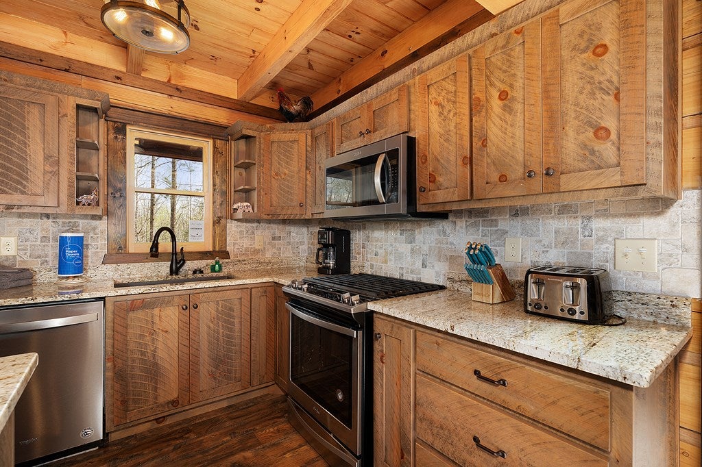 Blue Ridge, Georgia, 30513, United States, 4 Bedrooms Bedrooms, ,3 BathroomsBathrooms,Residential,For Sale,1762405