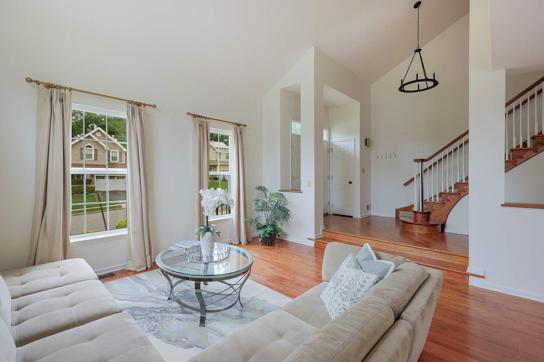  ?Carlisle? Classic Colonial Offers Timeless Charm with Modern Updates - 物件實景