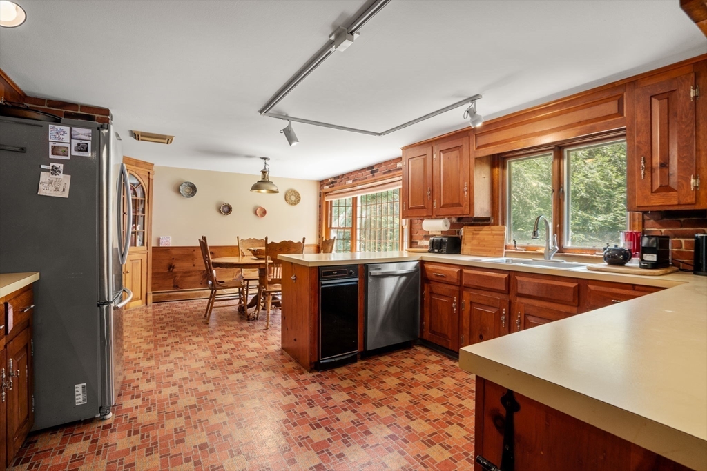Holland, Massachusetts, 01521, United States, 7 Bedrooms Bedrooms, ,6 BathroomsBathrooms,Residential,For Sale,1941756