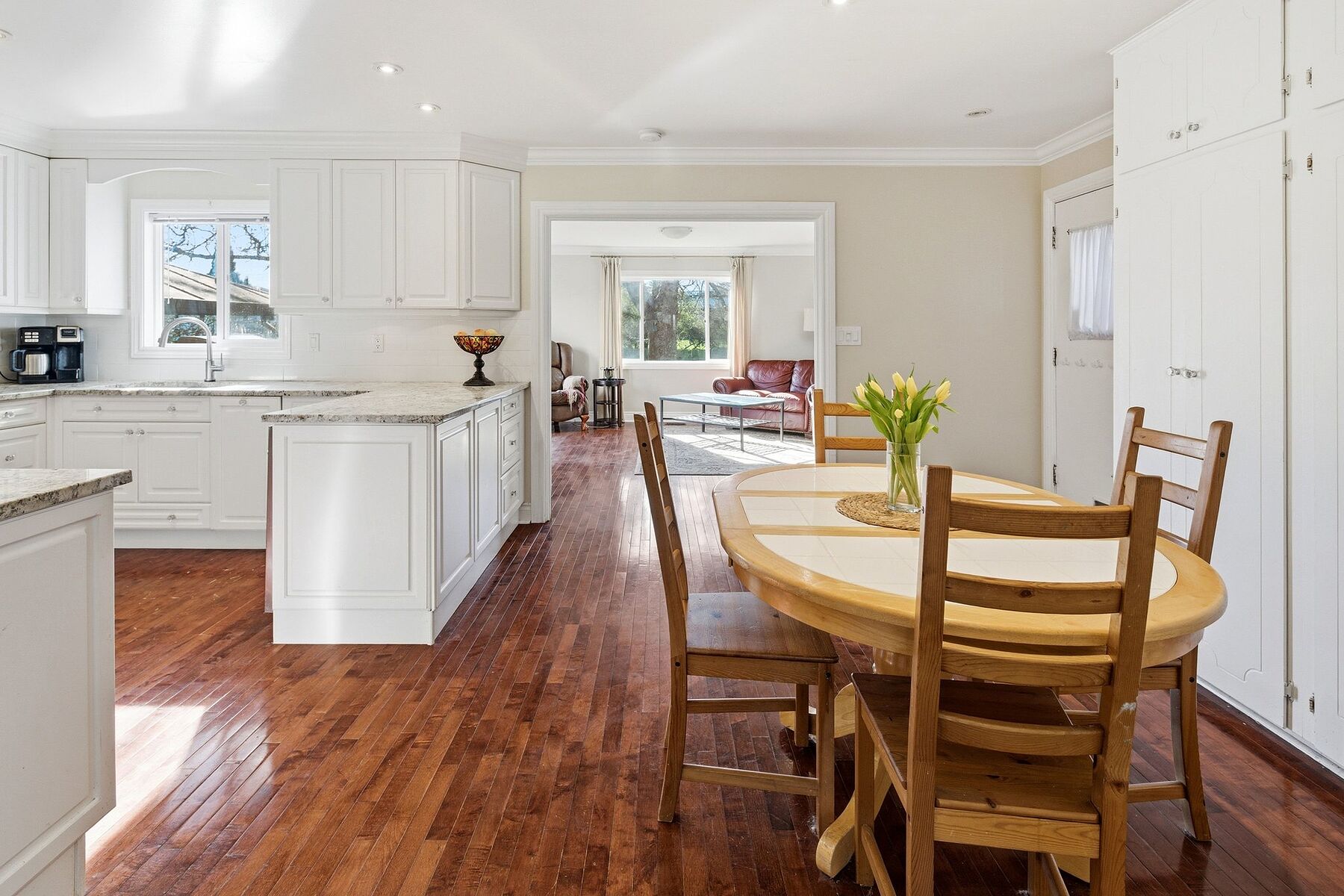  Gordon Head Family Home - 物件實景