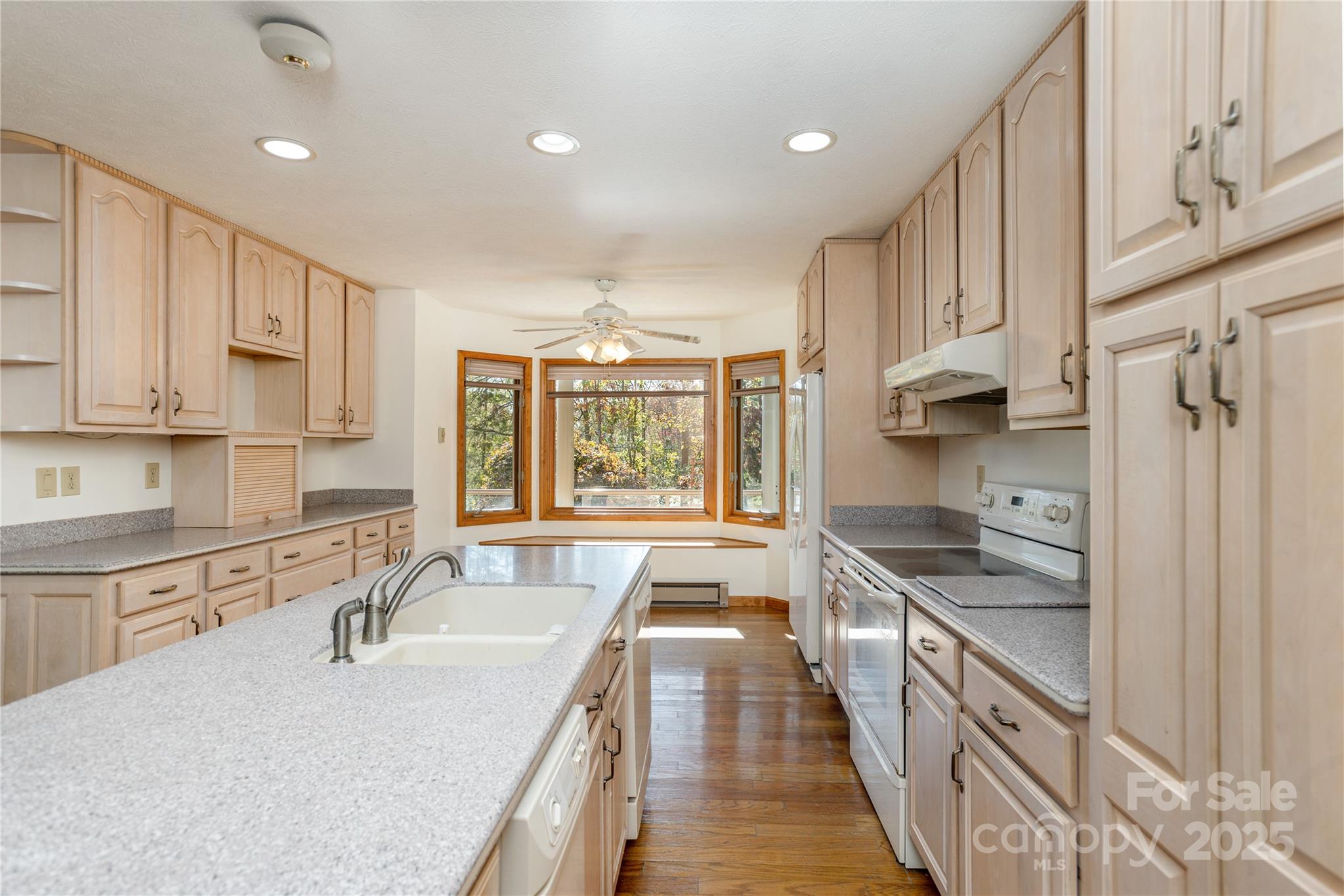 Hendersonville, North Carolina, 28792, United States, 3 Bedrooms Bedrooms, ,3 BathroomsBathrooms,Residential,For Sale,1975298