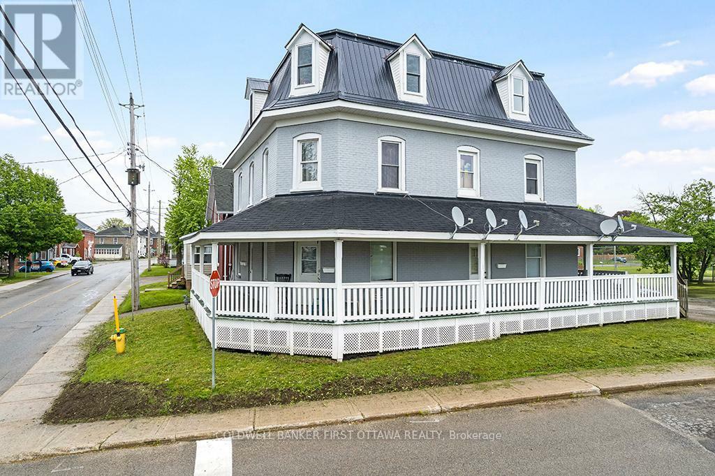 SMITHS FALLS, Ontario, K7A 2Z5, CA, 8 Bedrooms Bedrooms, ,6 BathroomsBathrooms,Residential,For Sale,1865309