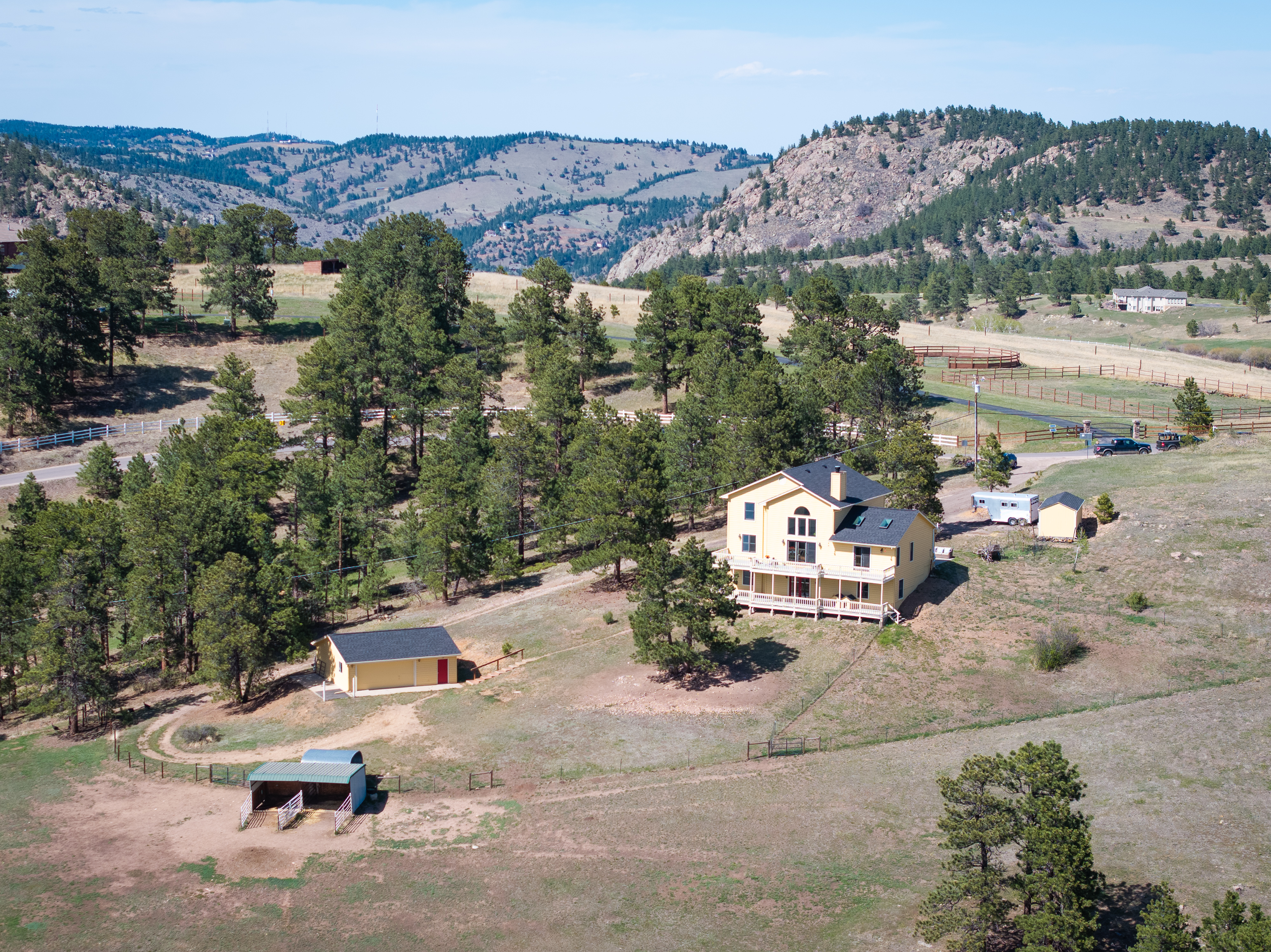  Tucked into the Foothills of the Rocky Mountains your majestic paradise awaits - 物件實景