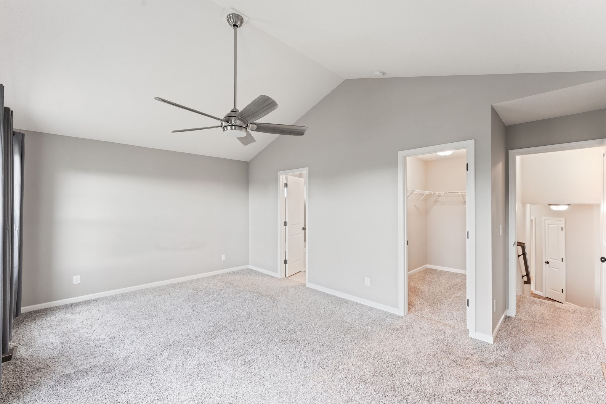  Spacious Walkout Living on a Prime Corner Lot - 物件實景