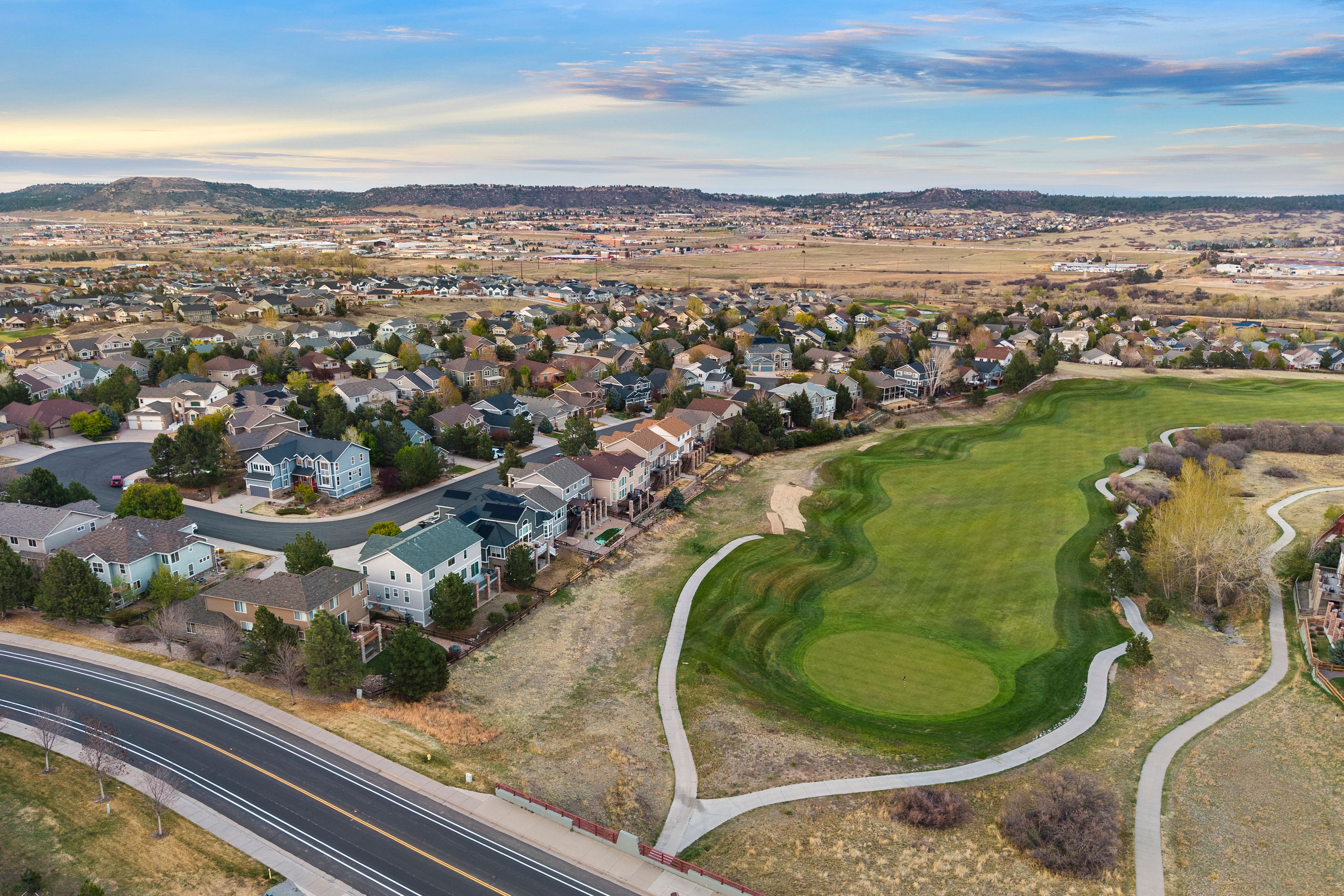  Situated on a desirable corner lot in the sought-after Red Hawk community - 物件實景