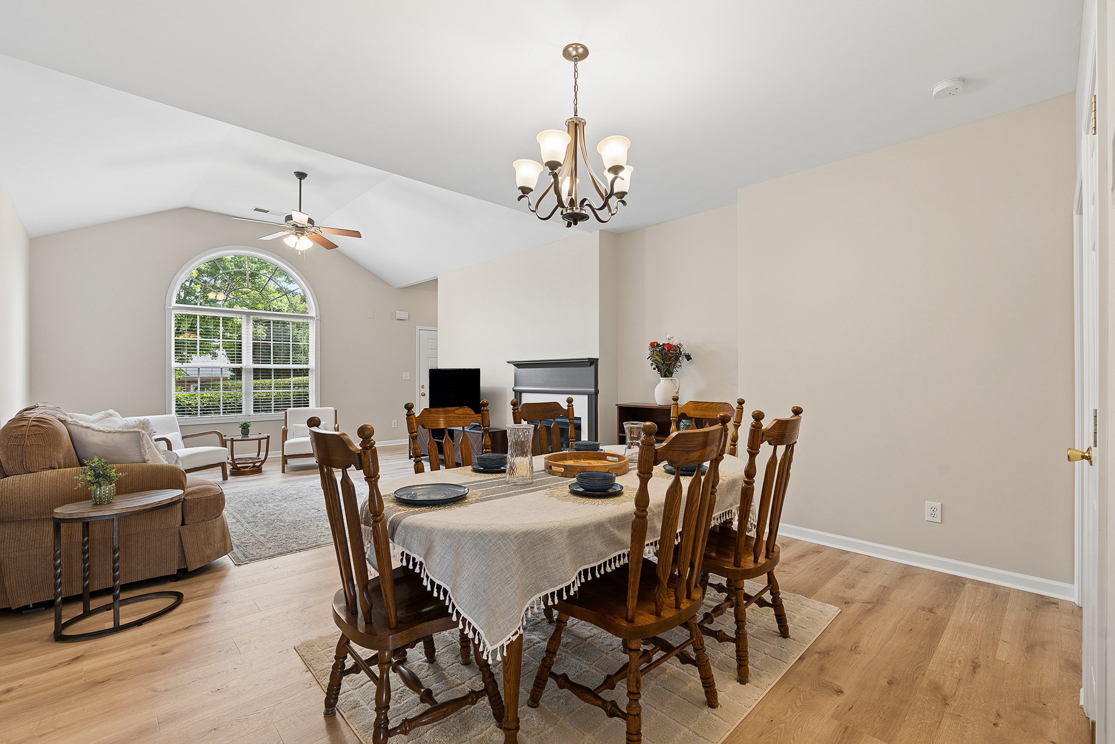  Renovated Three Bedroom Condo in Convenient Magnolia Lane Community - 物件實景