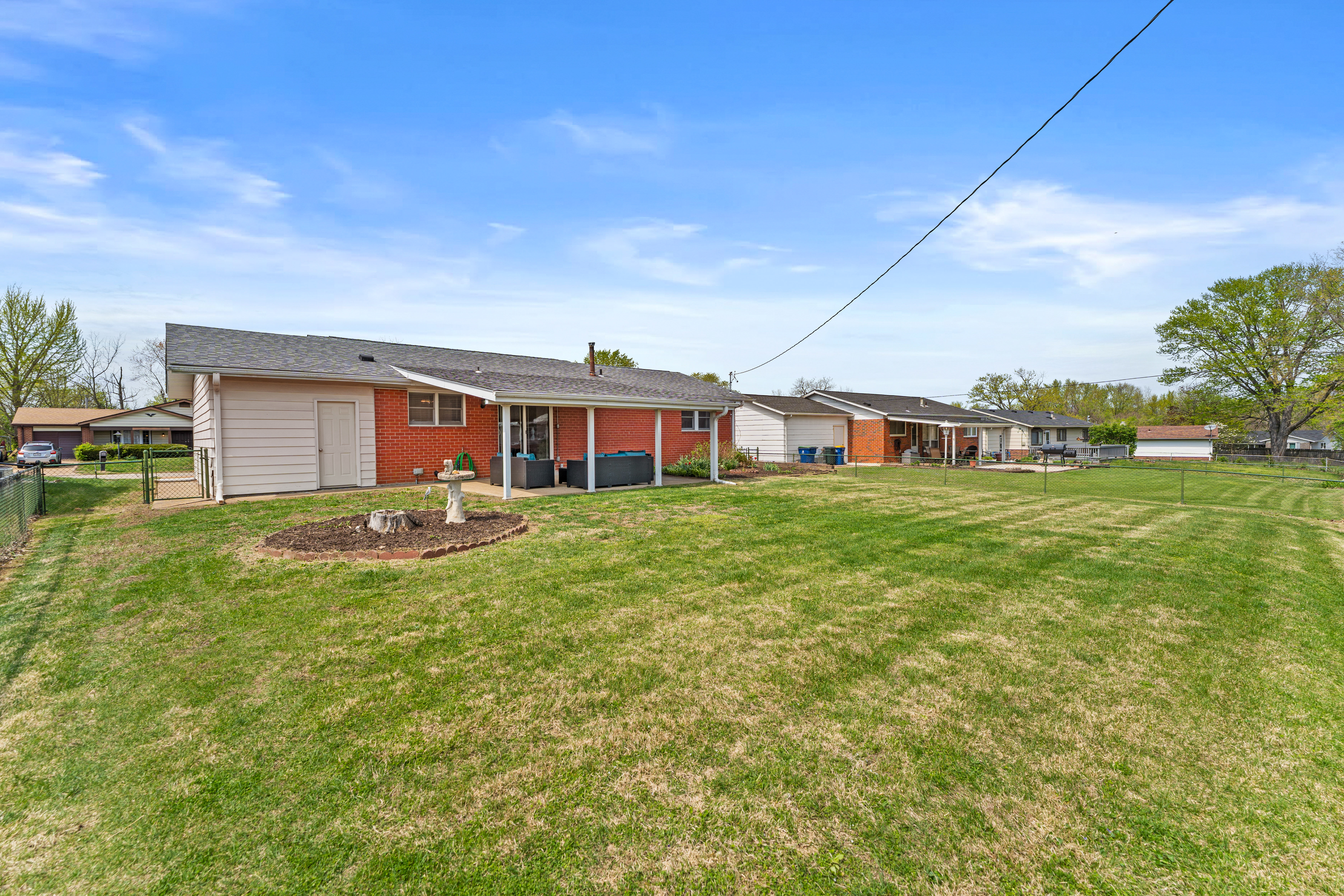  Exceptional low-maintenance brick and stone home makes - 物件實景