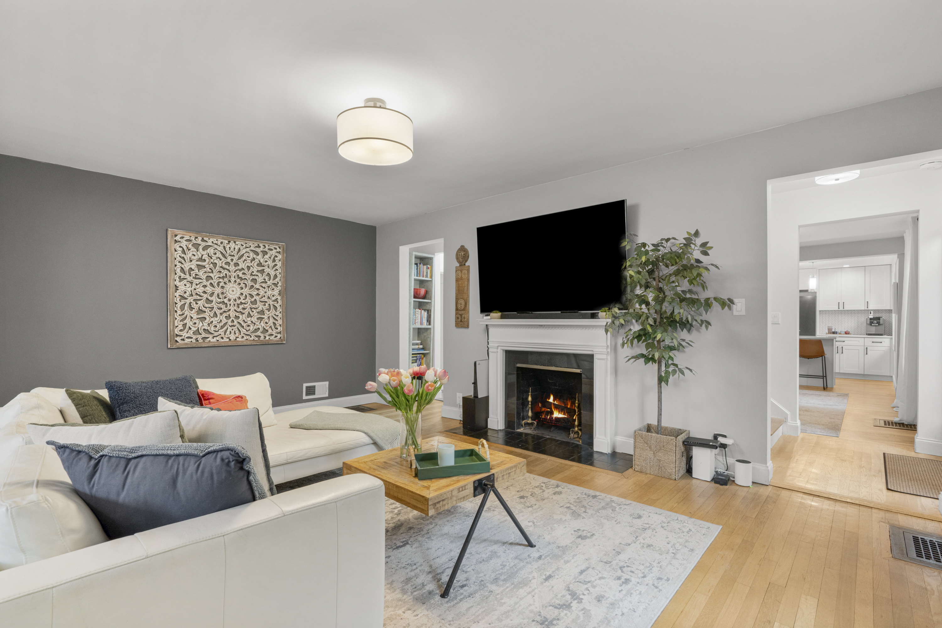  Beautifully Updated Corner Colonial - 物件實景