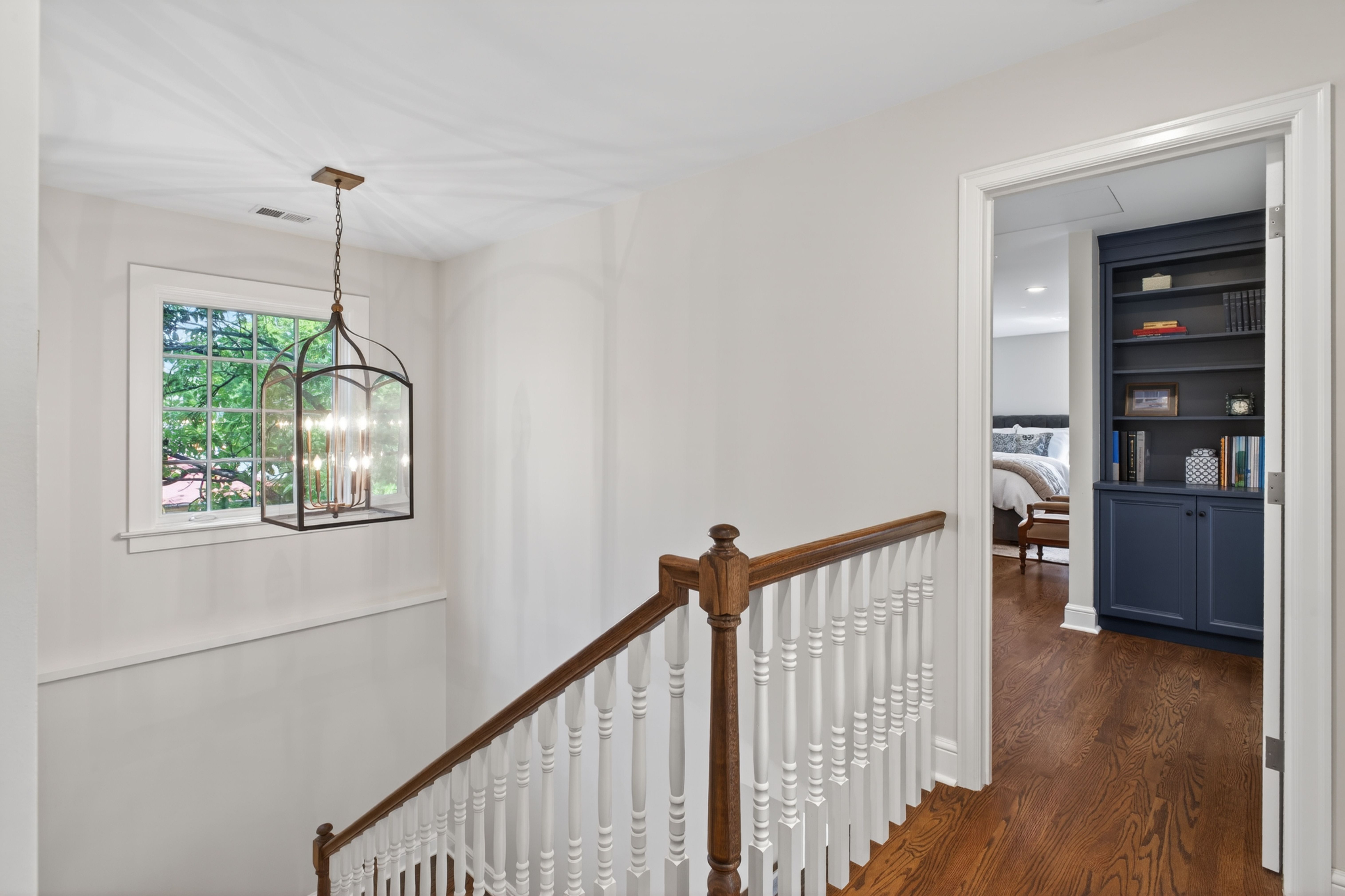  Recently renovated Hilltop Tudor is a must see - 物件實景