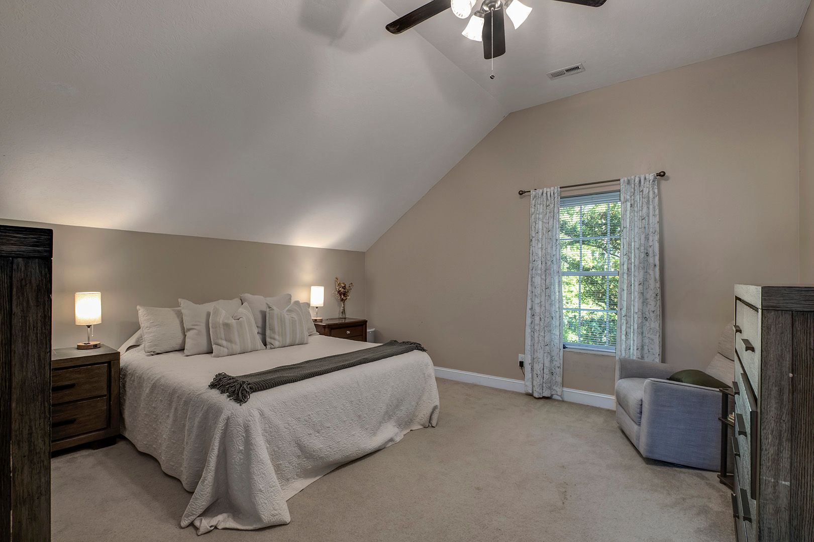 Kingston, Tennessee, 37763, United States, 5 Bedrooms Bedrooms, ,5 BathroomsBathrooms,Residential,For Sale,2011404