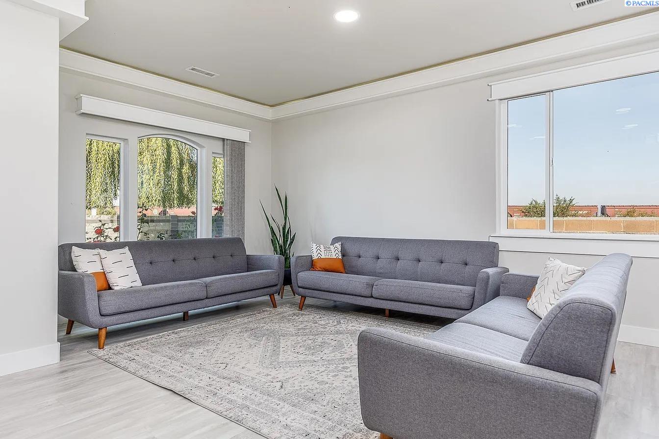 Kennewick, Washington, 99336, United States, 7 Bedrooms Bedrooms, ,7 BathroomsBathrooms,Residential,For Sale,1983847