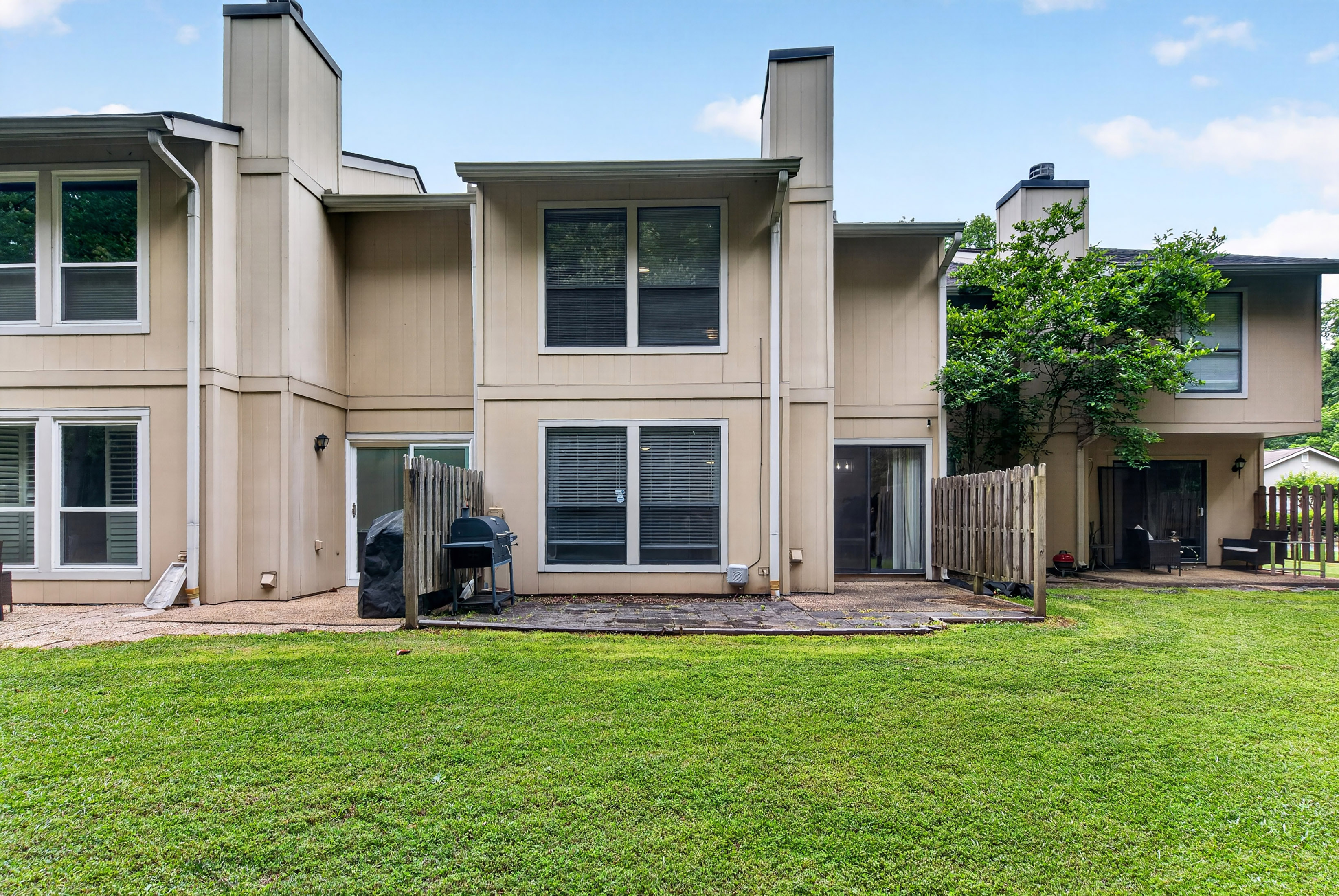  Townhouse-style Condo Offers Solid Value and Strong Upside Potential - 物件實景