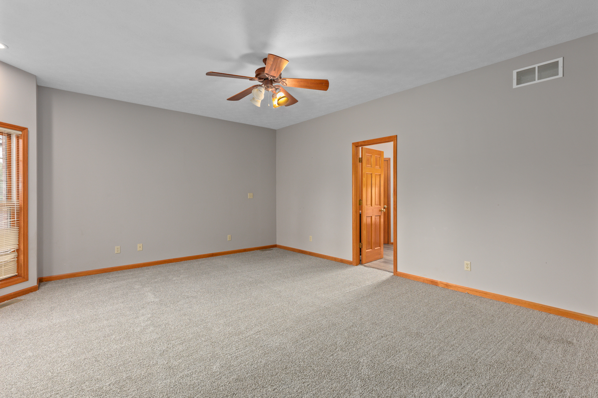 Litchfield, Illinois, 62056, United States, 5 Bedrooms Bedrooms, ,4 BathroomsBathrooms,Residential,For Sale,1986083