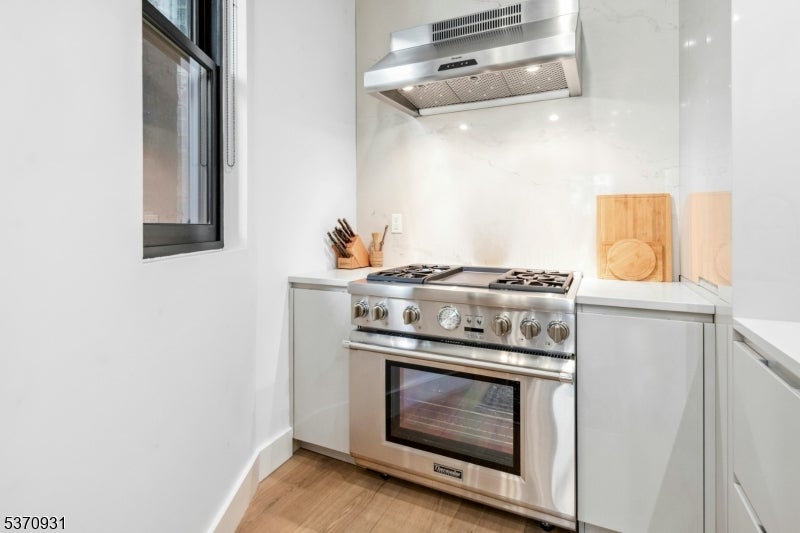 Jersey City, New Jersey, 07302, United States, 1 Bedroom Bedrooms, ,2 BathroomsBathrooms,Residential,For Sale,1942665
